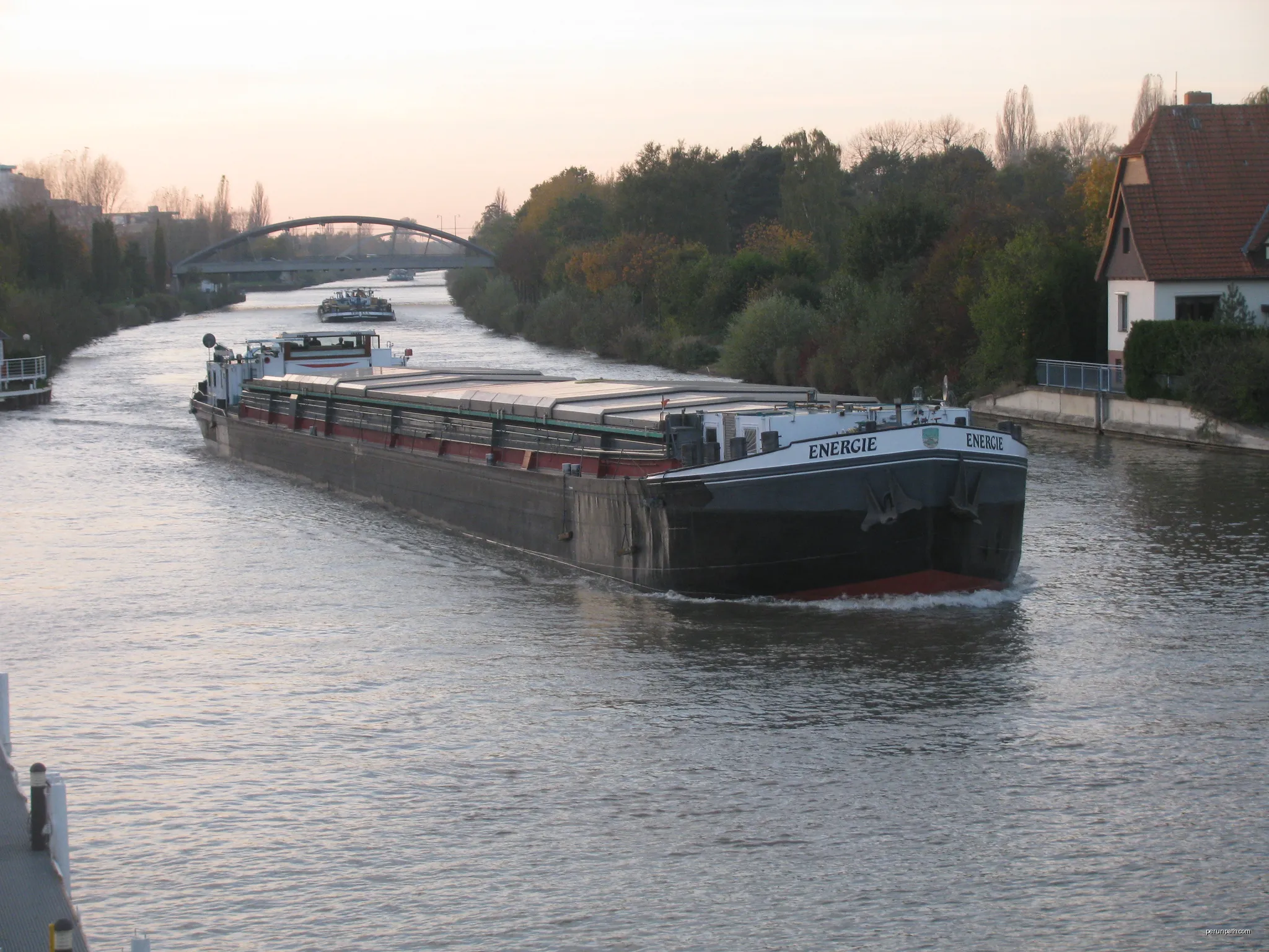 das Kanalschiff Energie mit der ENI 05110030 auf dem Mittellandkanal westlich der Brücke Tannenbergallee in Hannover-List | Autor: GeorgDerReisende | Licencja: CC BY-SA 4.0 | Źródło: Wikimedia Commons