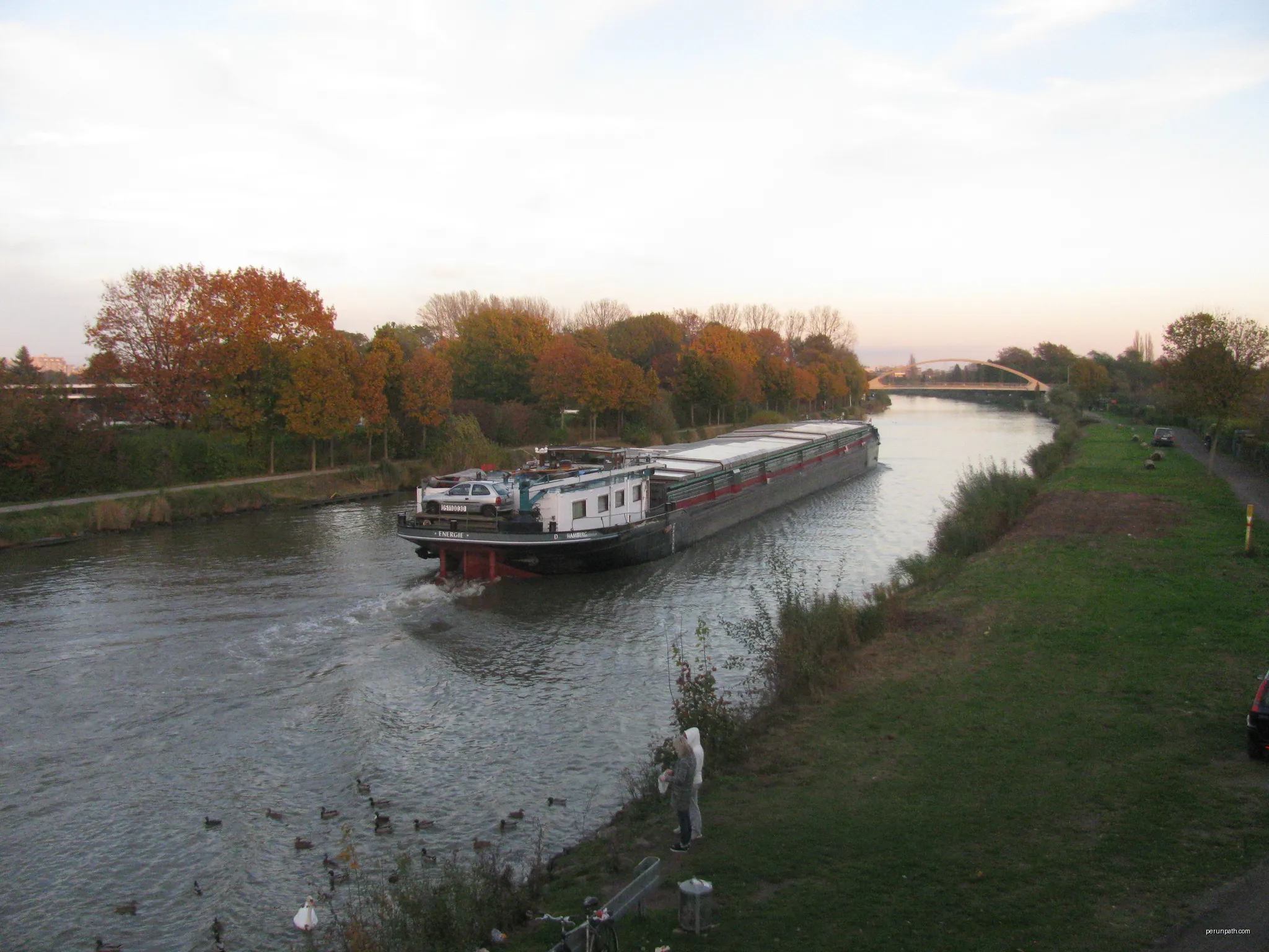 das Kanalschiff Energie mit der ENI 05110030 auf dem Mittellandkanal westlich der Brücke Tannenbergallee in Hannover-List | Autor: GeorgDerReisende | Licencja: CC BY-SA 4.0 | Źródło: Wikimedia Commons