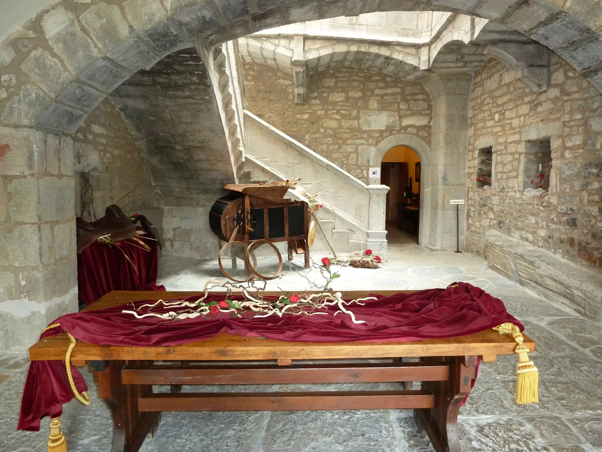 Decoració i escala d'accés al castell | Autor: Freetraveling | Licencja: CC BY-SA 3.0 es | Źródło: Wikimedia Commons
