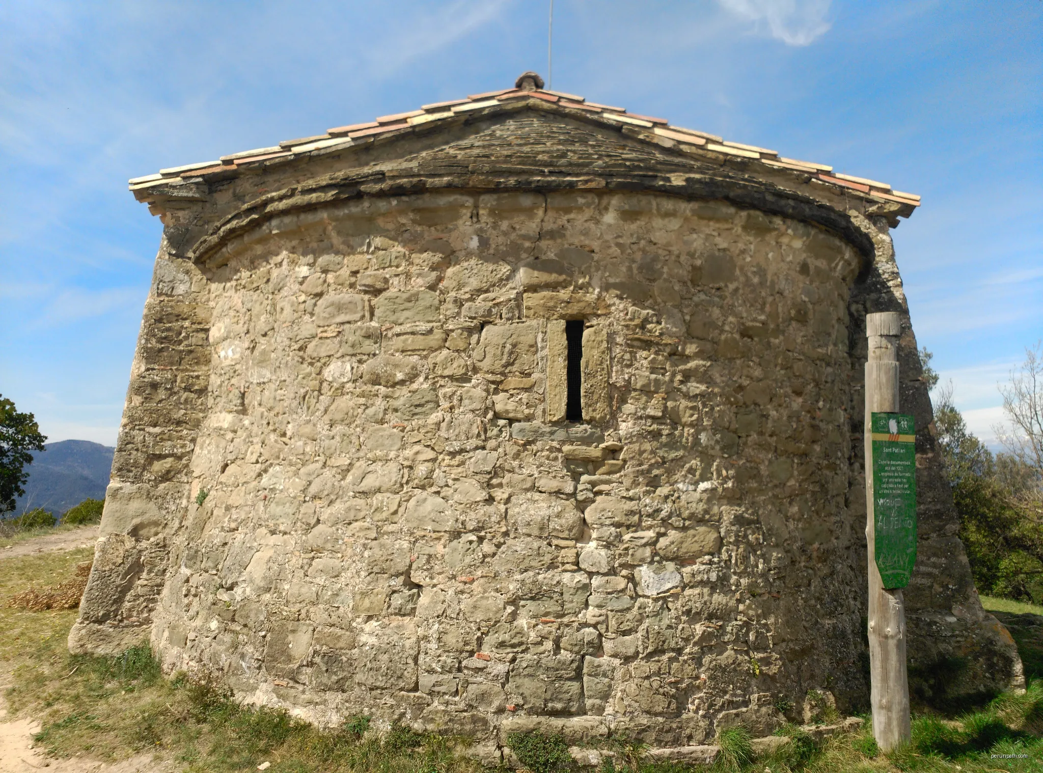 Ermita de Sant Patllari (Porqueres) | Autor: Paputx | Licencja: CC BY-SA 4.0 | Źródło: Wikimedia Commons