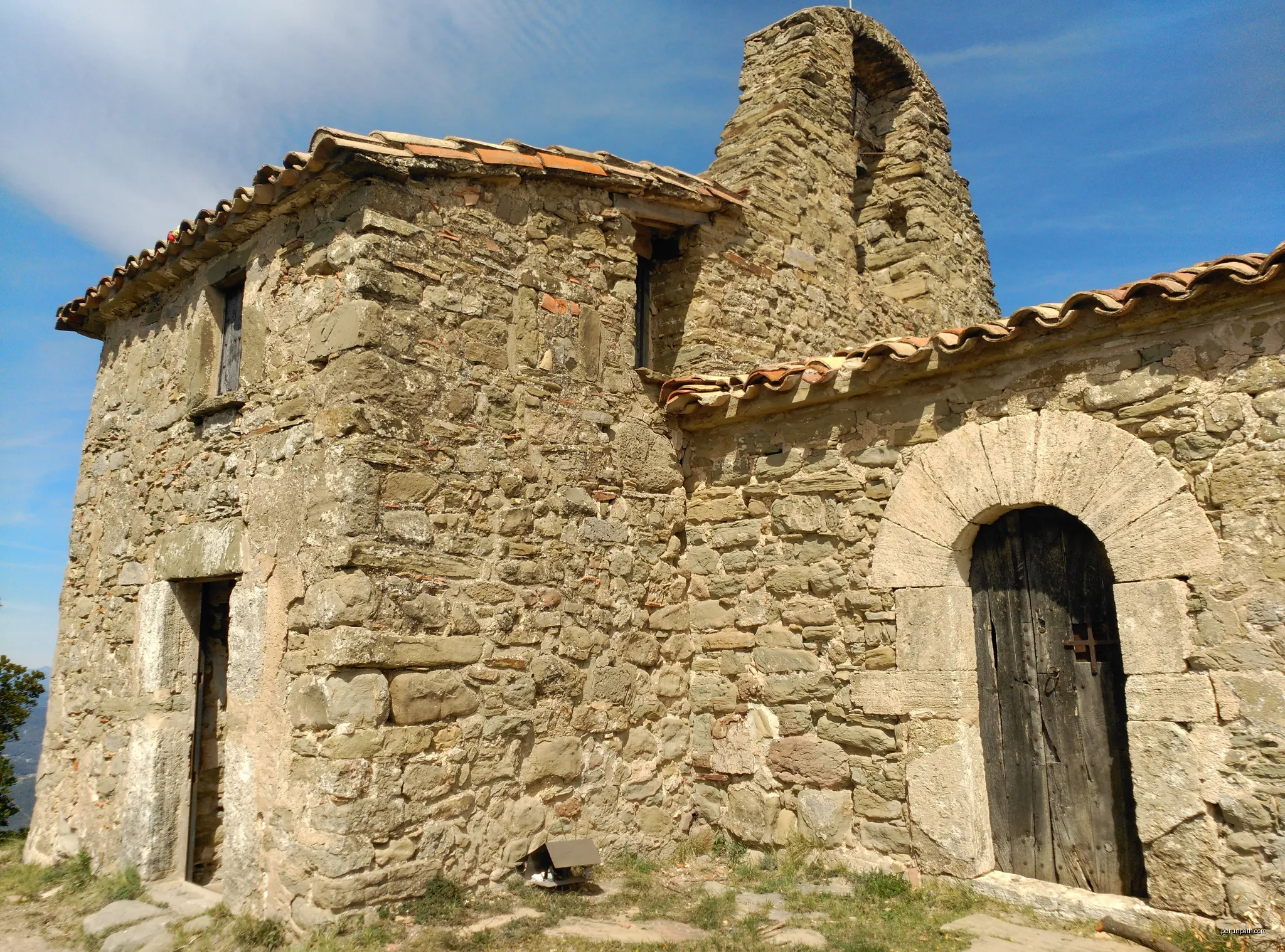 Ermita de Sant Patllari (Porqueres) | Autor: Paputx | Licencja: CC BY-SA 4.0 | Źródło: Wikimedia Commons