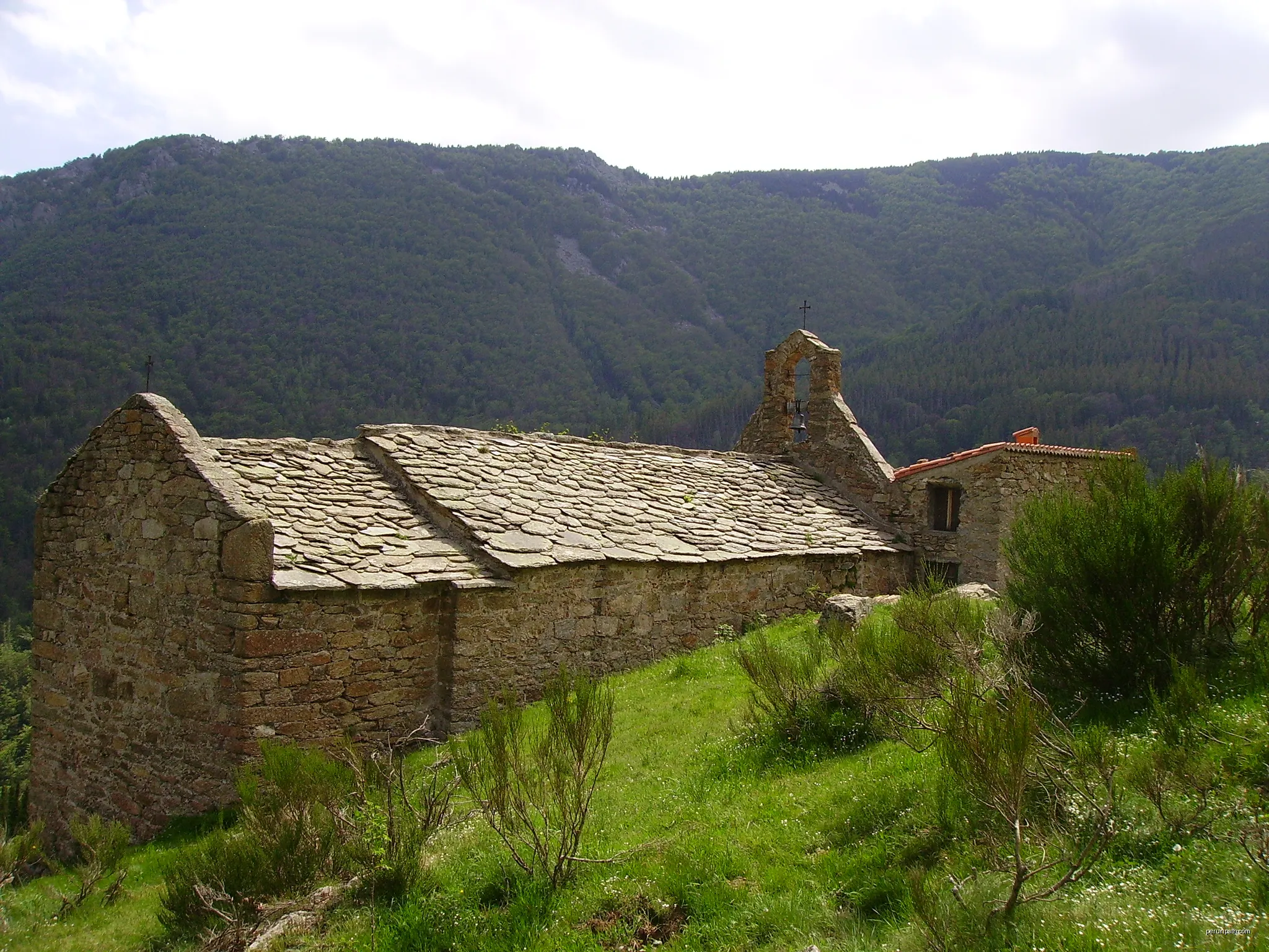 fr:Ermitage Saint-Guillem de Combret, (Inscrit, 2009) | Autor: Nicosan66 | Licencja: CC BY-SA 3.0 | Źródło: Wikimedia Commons