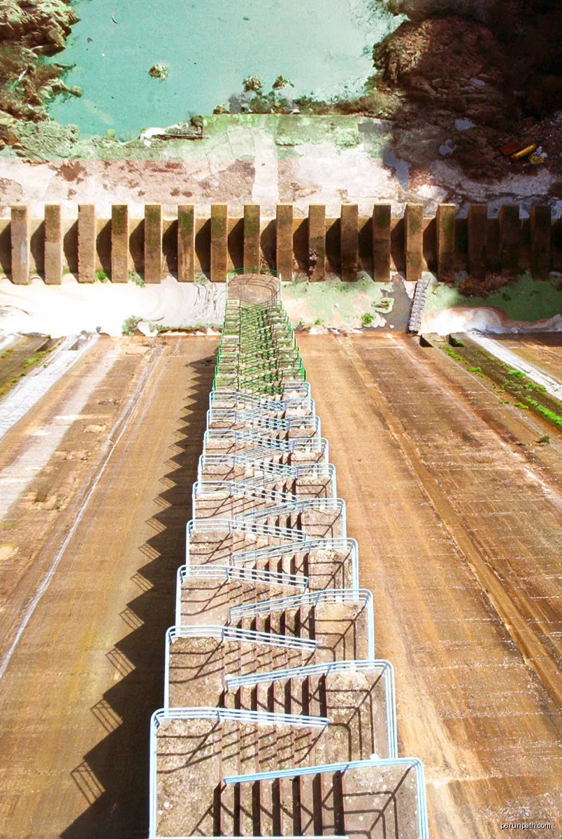 Escala a la presa del pantà de Sau, Osona | Autor: jordi domènech | Licencja: CC BY-SA 3.0 | Źródło: Wikimedia Commons