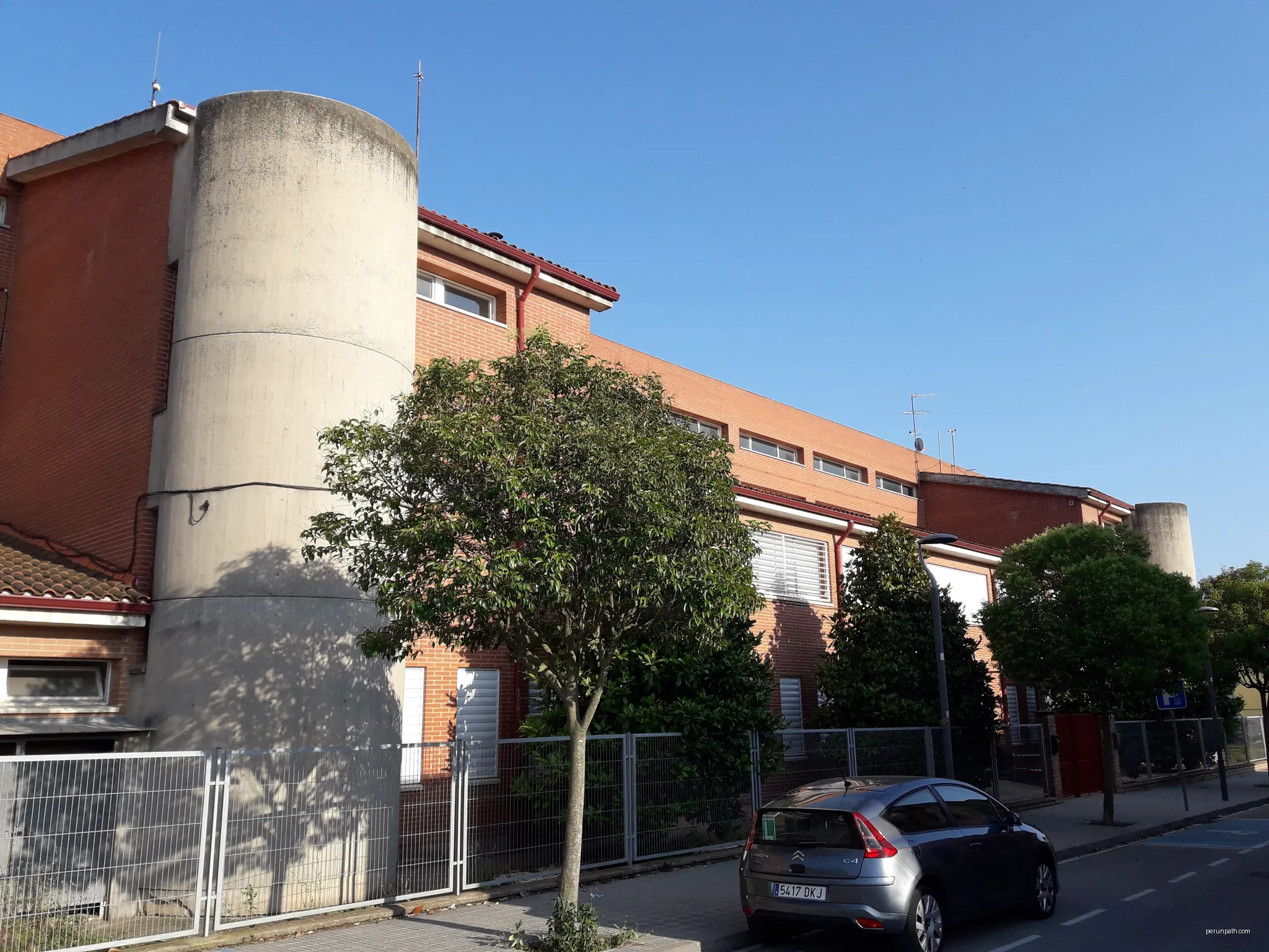 Escola L'Era de Dalt | Autor: Pere prlpz | Licencja: CC BY-SA 3.0 | Źródło: Wikimedia Commons