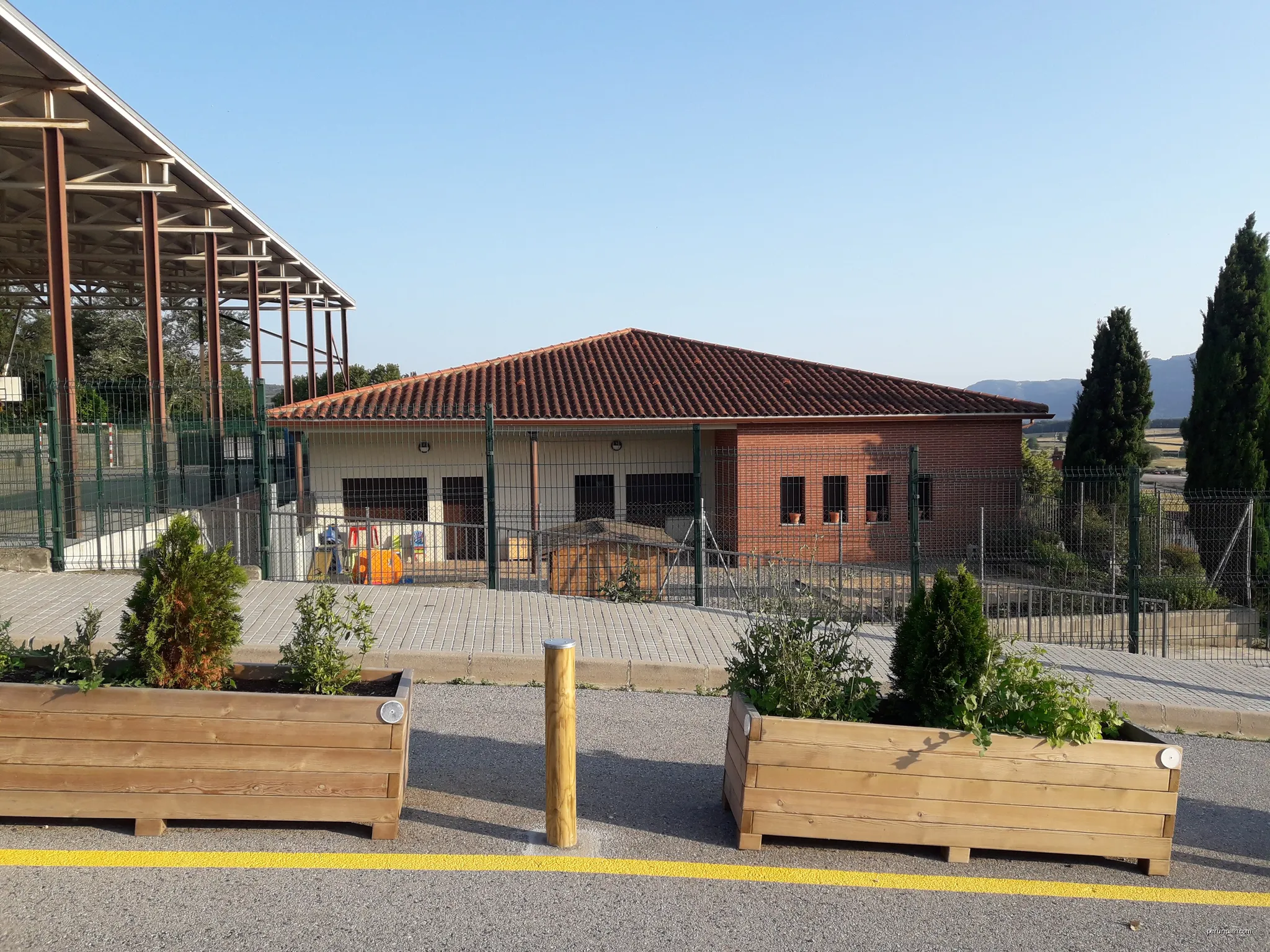 Escola Les Basseroles | Autor: Pere prlpz | Licencja: CC BY-SA 3.0 | Źródło: Wikimedia Commons