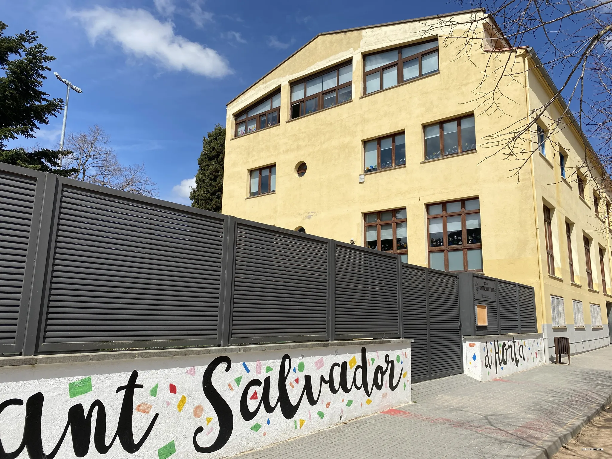 Escola Sant Salvador d'Horta | Autor: Davidpar | Licencja: CC BY-SA 3.0 | Źródło: Wikimedia Commons
