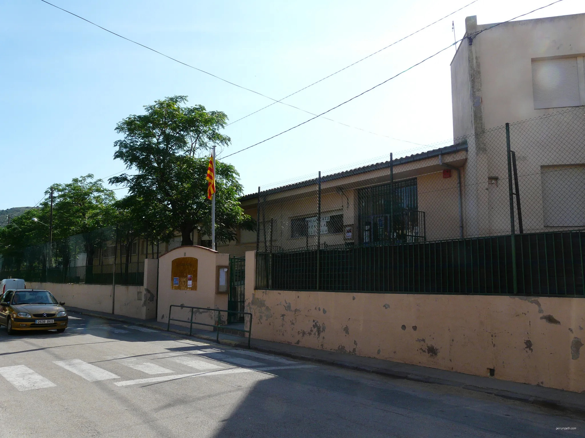 Escola Santiago Ratés (Vilajuïga) | Autor: Pere López | Licencja: CC BY-SA 3.0 | Źródło: Wikimedia Commons