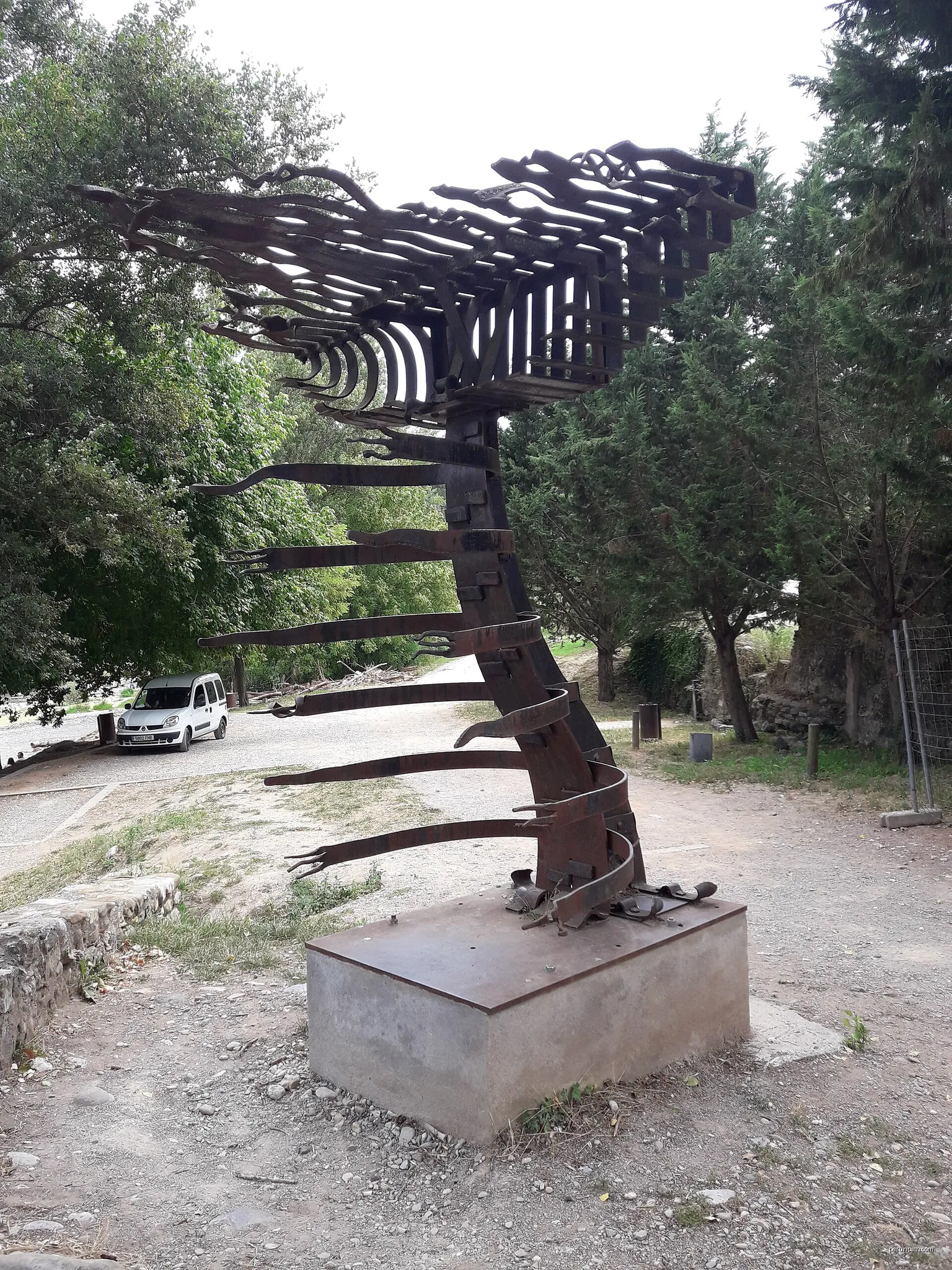 Escultura de ferro a Besalú, al costat del riu. | Autor: Pere prlpz | Licencja: CC BY-SA 3.0 | Źródło: Wikimedia Commons