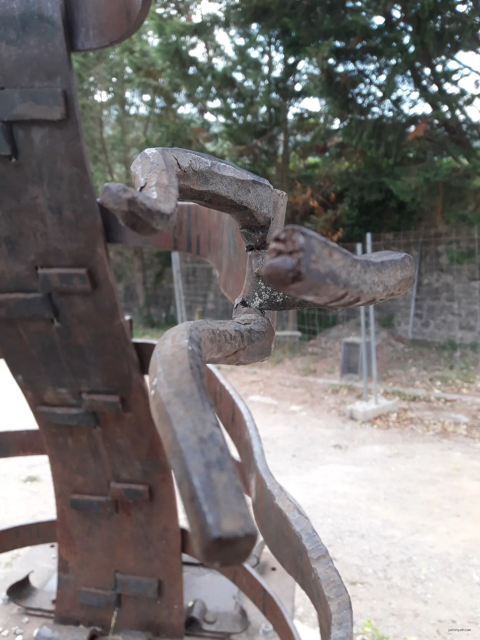 Escultura de ferro a Besalú, al costat del riu. | Autor: Pere prlpz | Licencja: CC BY-SA 3.0 | Źródło: Wikimedia Commons