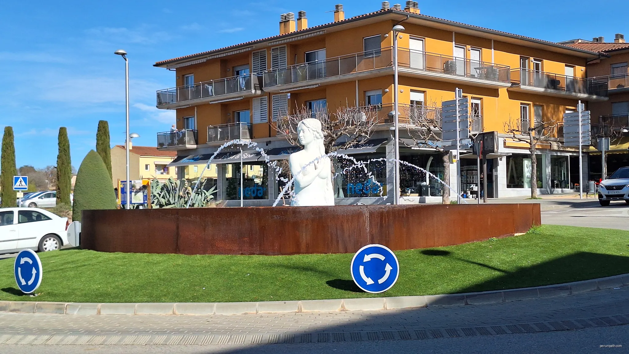 Escultura a la rotonda de la la carretera de Llagostera - Caldes de Malavella | Autor: Pere López Brosa | Licencja: CC BY-SA 4.0 | Źródło: Wikimedia Commons