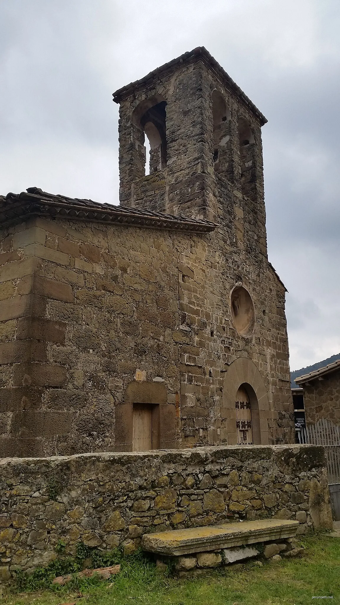 Església parroquial de Sant Cebrià (Porqueres) | Autor: Soniettte | Licencja: CC BY-SA 4.0 | Źródło: Wikimedia Commons