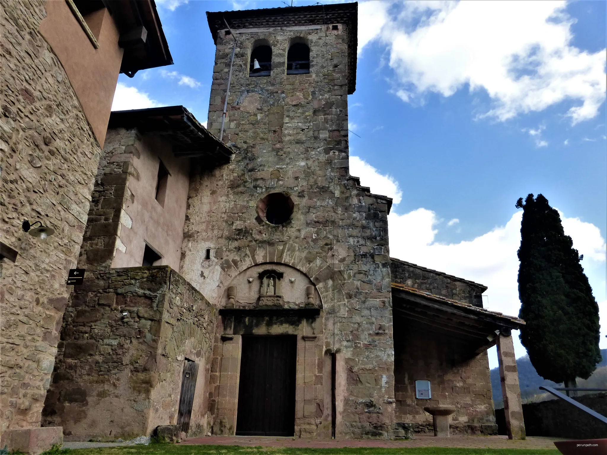 Picture of the church of Santa Margarida de Bianya in Santa Margarida de Bianya, La Garrotxa | Autor: Arnau Brosa | Licencja: CC BY-SA 4.0 | Źródło: Wikimedia Commons