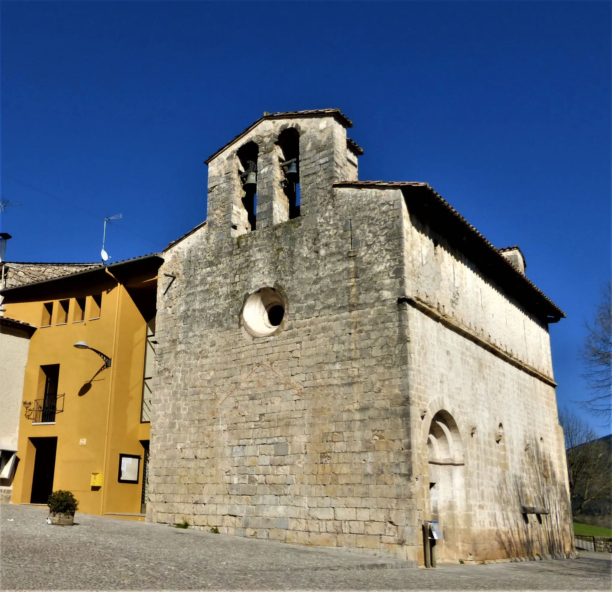 Picture of the church of Sant Llorenç in Oix, La Garrotxa | Autor: Arnau Brosa | Licencja: CC BY-SA 4.0 | Źródło: Wikimedia Commons