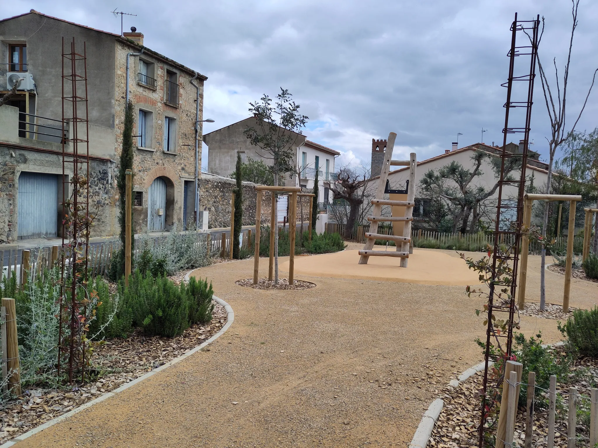 Aire de jeux du Rond-Point d'en Campanar | Autor: LySioS-wkp | Licencja: CC BY-SA 4.0 | Źródło: Wikimedia Commons