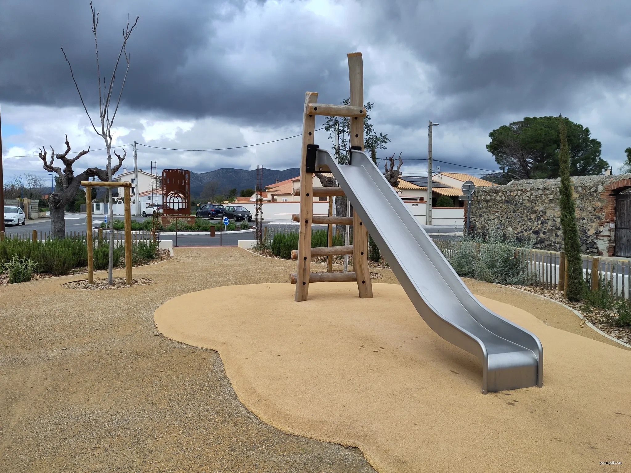 Aire de jeux du Rond-Point d'en Campanar | Autor: LySioS-wkp | Licencja: CC BY-SA 4.0 | Źródło: Wikimedia Commons