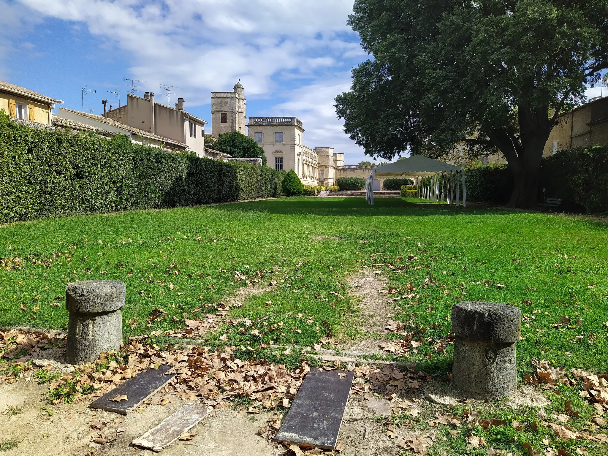 Esplanade devant le château de Marsillargues | Autor: Amélie Nespoulous | Licencja: CC BY-SA 4.0 | Źródło: Wikimedia Commons
