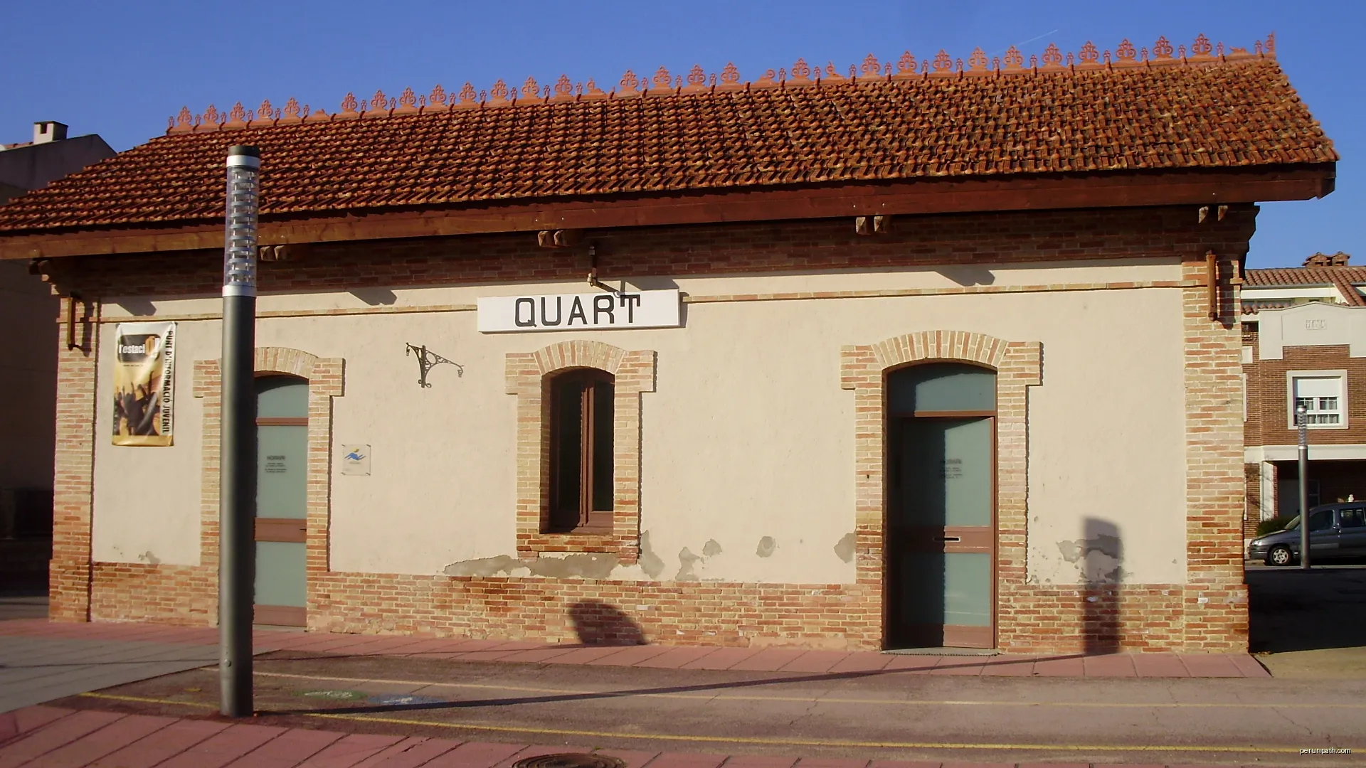 Estació antiga de ferrocarril de Quart (Carril bici Girona-St Feliu de Guíxols) | Autor: klimmanet | Licencja: CC BY 3.0 | Źródło: Wikimedia Commons