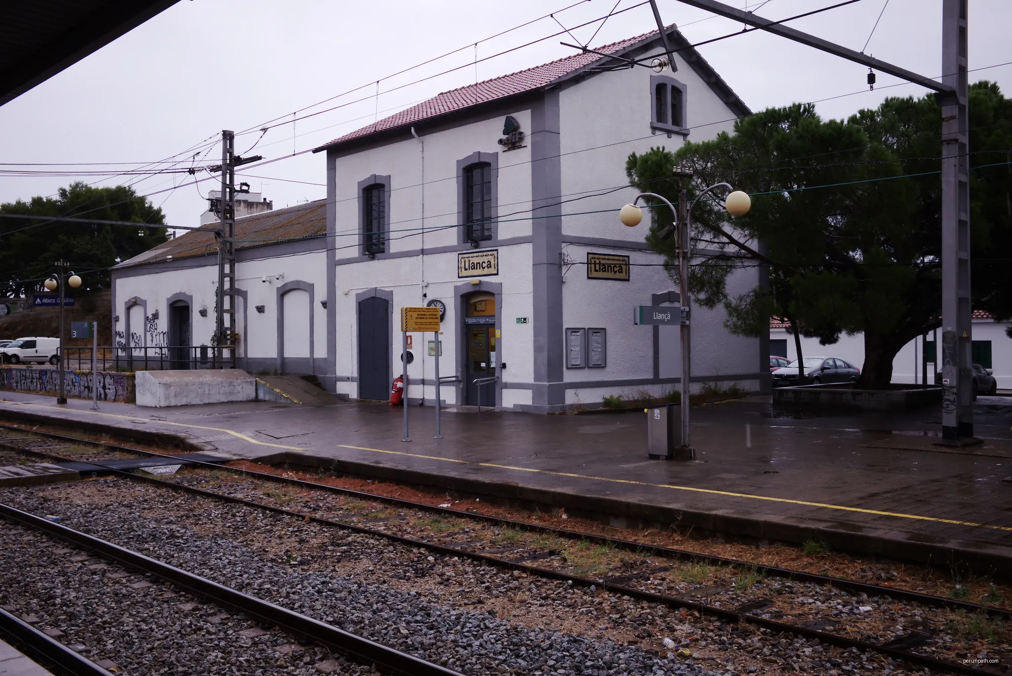 Edificio de viajeros de la estación de Llansá, en la provincia de Gerona (Cataluña, España). | Autor: Nicolas Vigier | Licencja: CC0 | Źródło: Wikimedia Commons