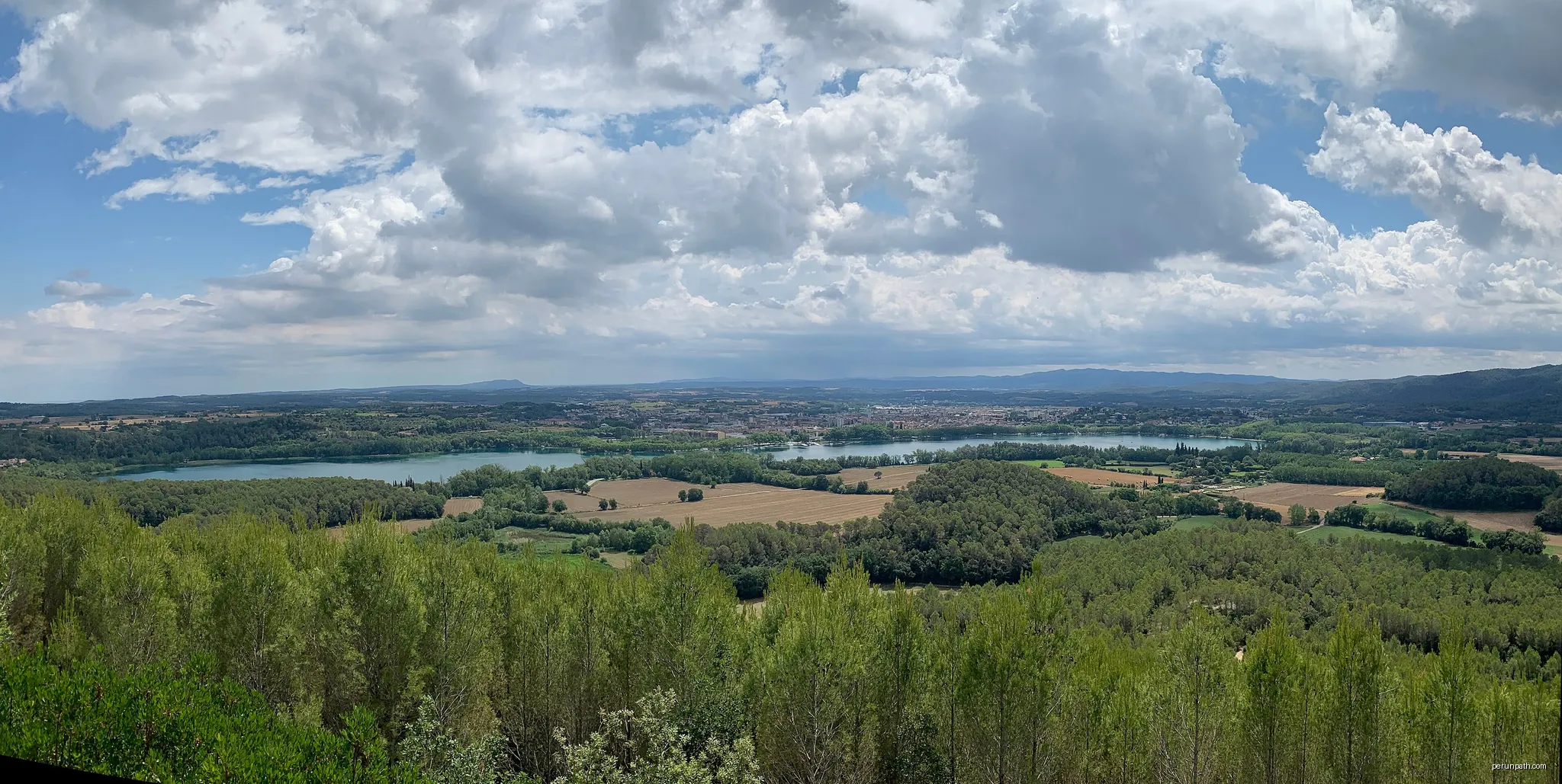 Estany de Banyoles, view from Puig Clarà | Autor: Karsten Ratzke | Licencja: CC0 | Źródło: Wikimedia Commons