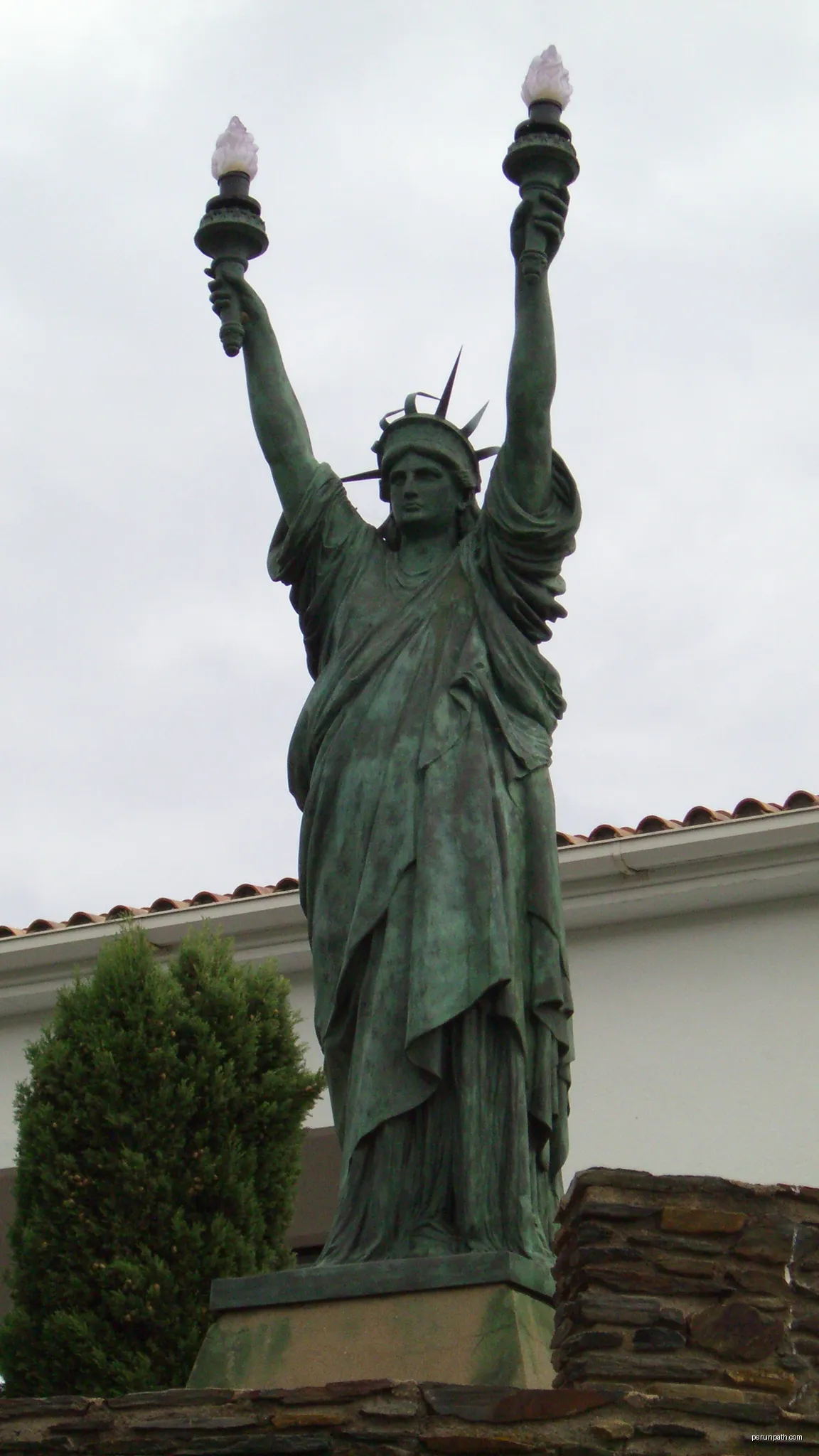 Estatua de la libertad en Cadaqués - de cerca | Autor: INDALOMANIA | Licencja: CC BY-SA 3.0 | Źródło: Wikimedia Commons