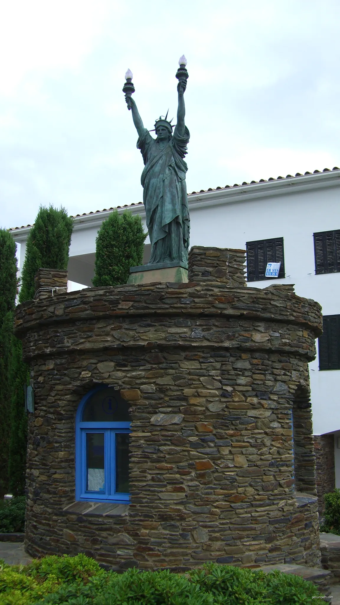 Estatua de la libertad en Cadaqués | Autor: INDALOMANIA | Licencja: CC BY-SA 3.0 | Źródło: Wikimedia Commons