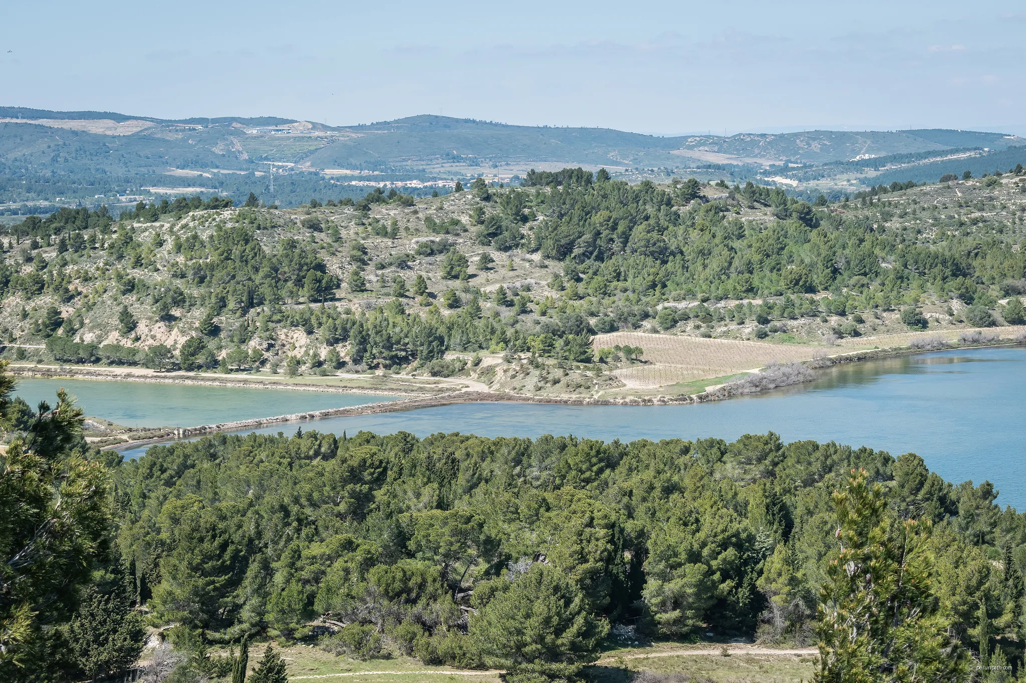 Étang du Doul seen from Le Mour in Peyriac-de-Mer, Aude, France | Autor: Krzysztof Golik | Licencja: CC BY-SA 4.0 | Źródło: Wikimedia Commons