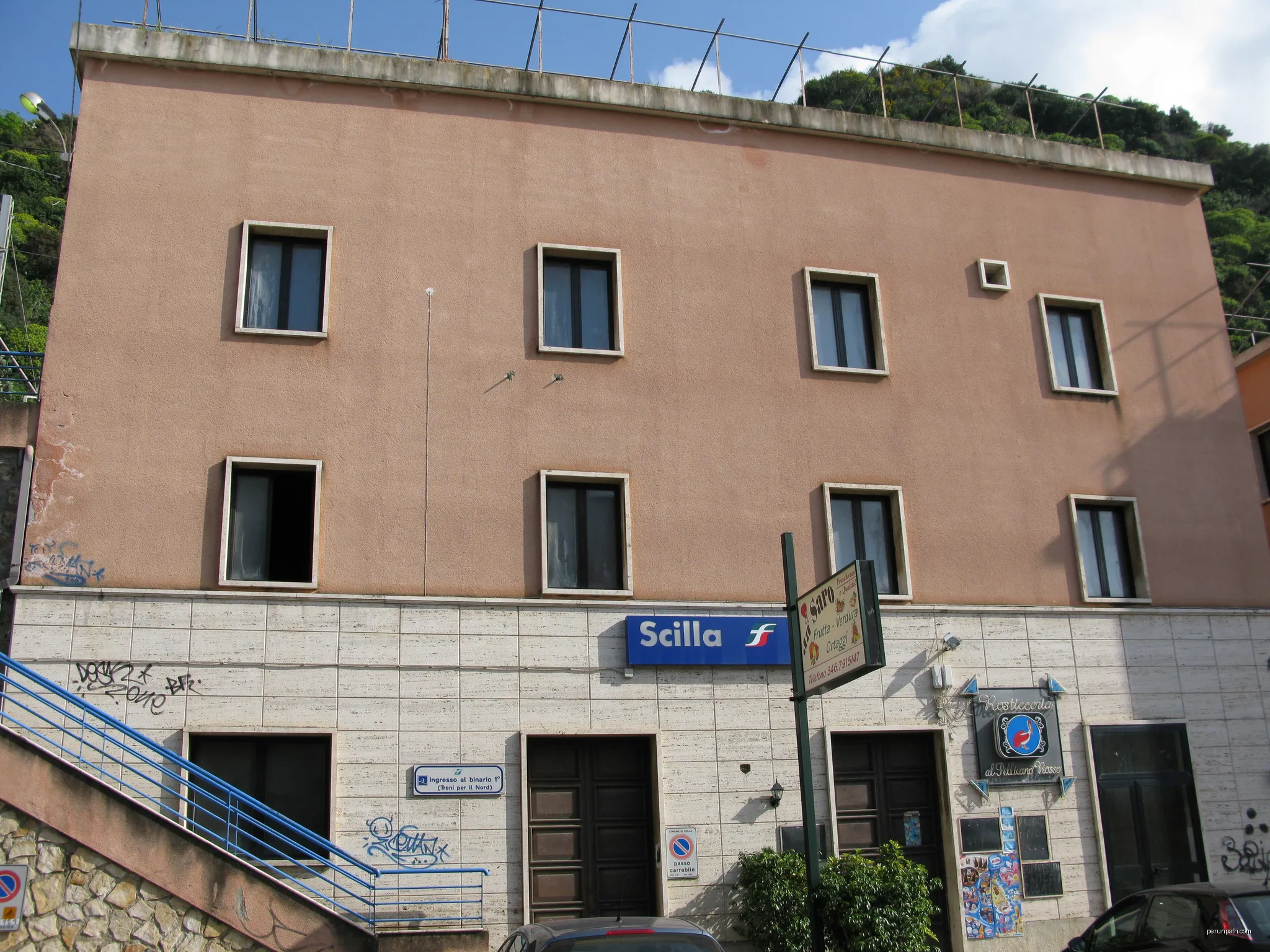 Scilla train station - Facade | Autor: Jacopo Werther | Licencja: CC BY-SA 3.0