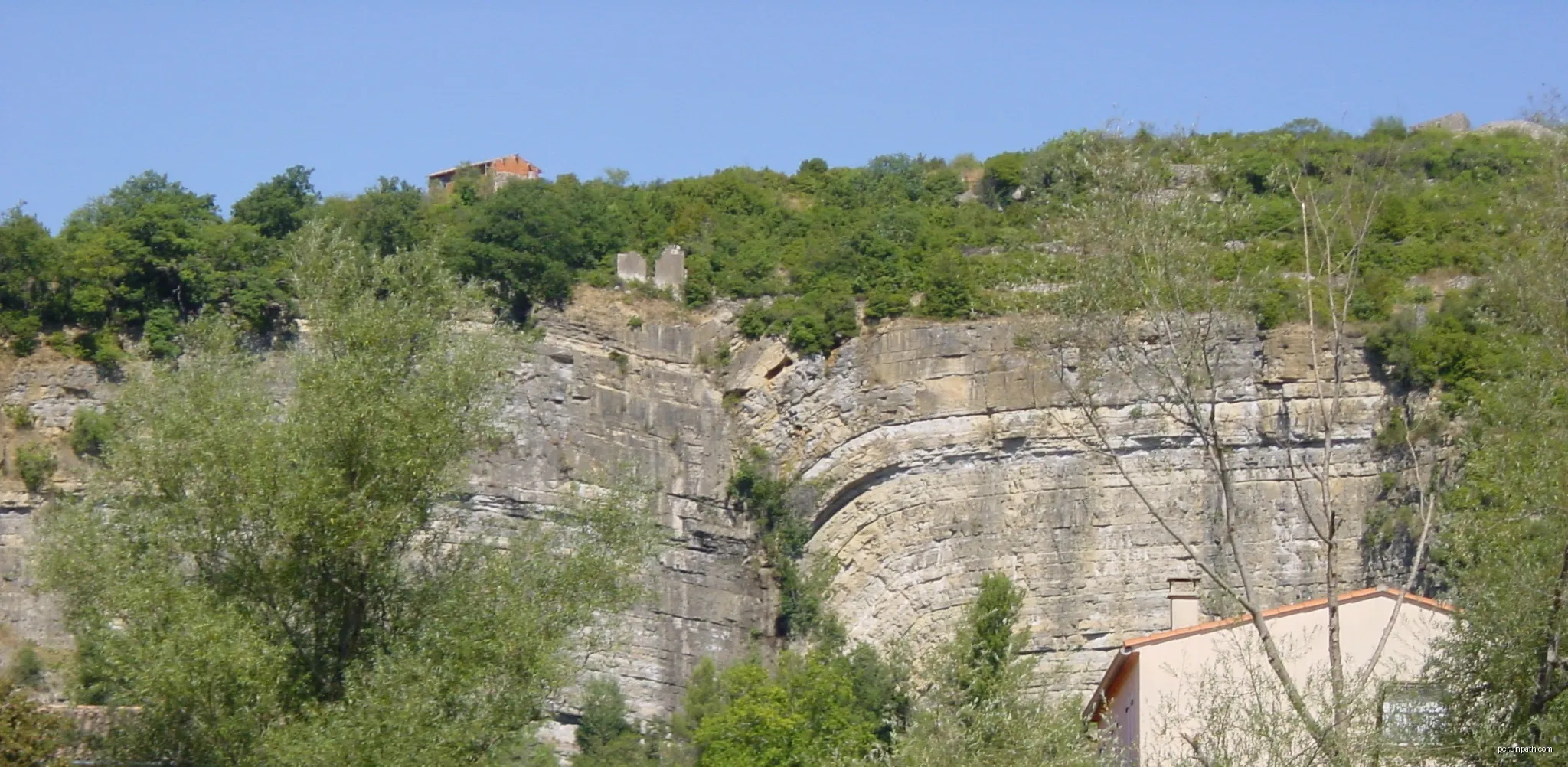 The "faille des Causses", a geological fault in the Grands Causses, as seen from Bédarieux (Hérault, France). | Autor: Xhienne | Licencja: CC BY-SA 3.0 | Źródło: Wikimedia Commons