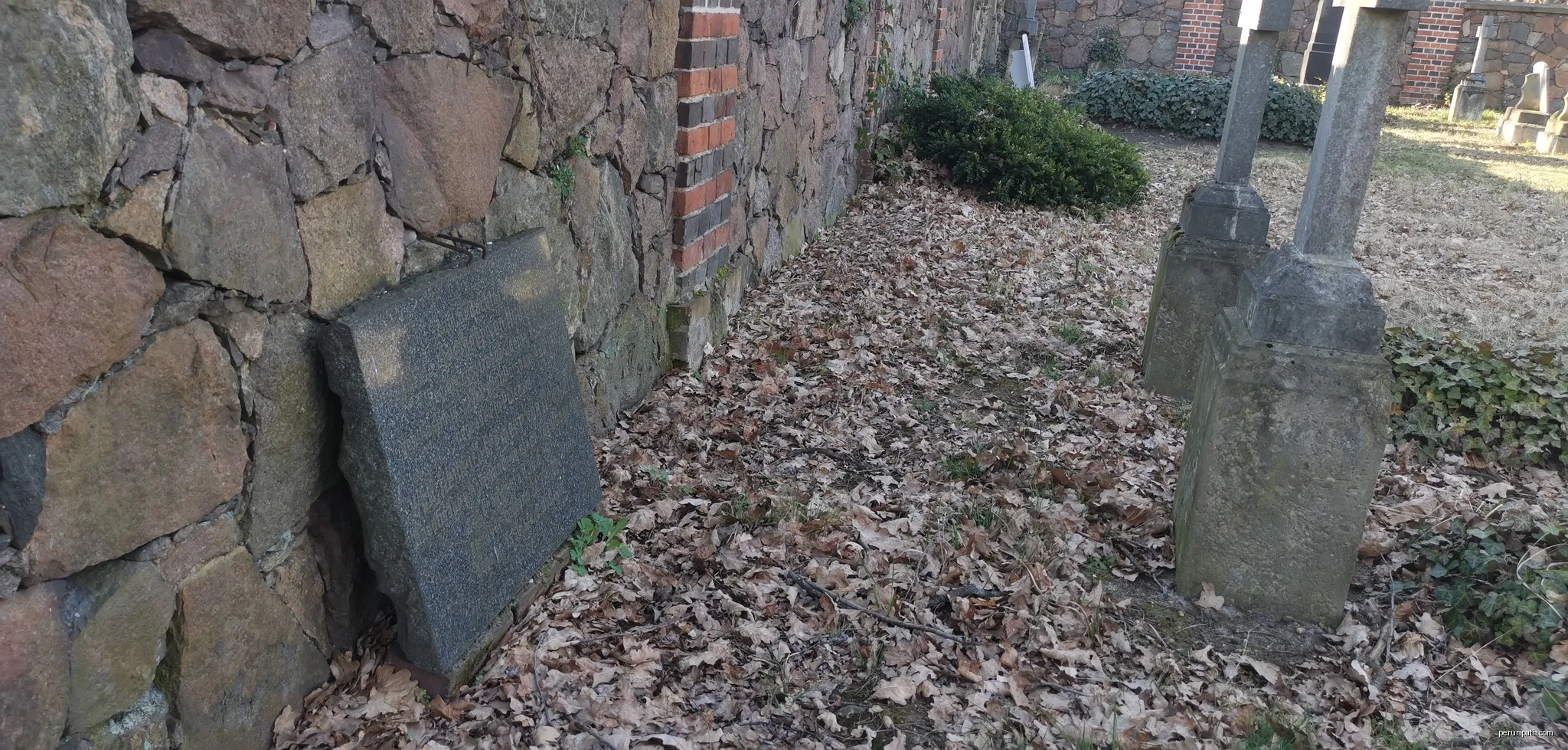 Denkmalgeschützter Familienfriedhof der Familien von Patow und Houwald in Groß Jehser | Autor: Z thomas | Licencja: CC BY-SA 4.0 | Źródło: Wikimedia Commons