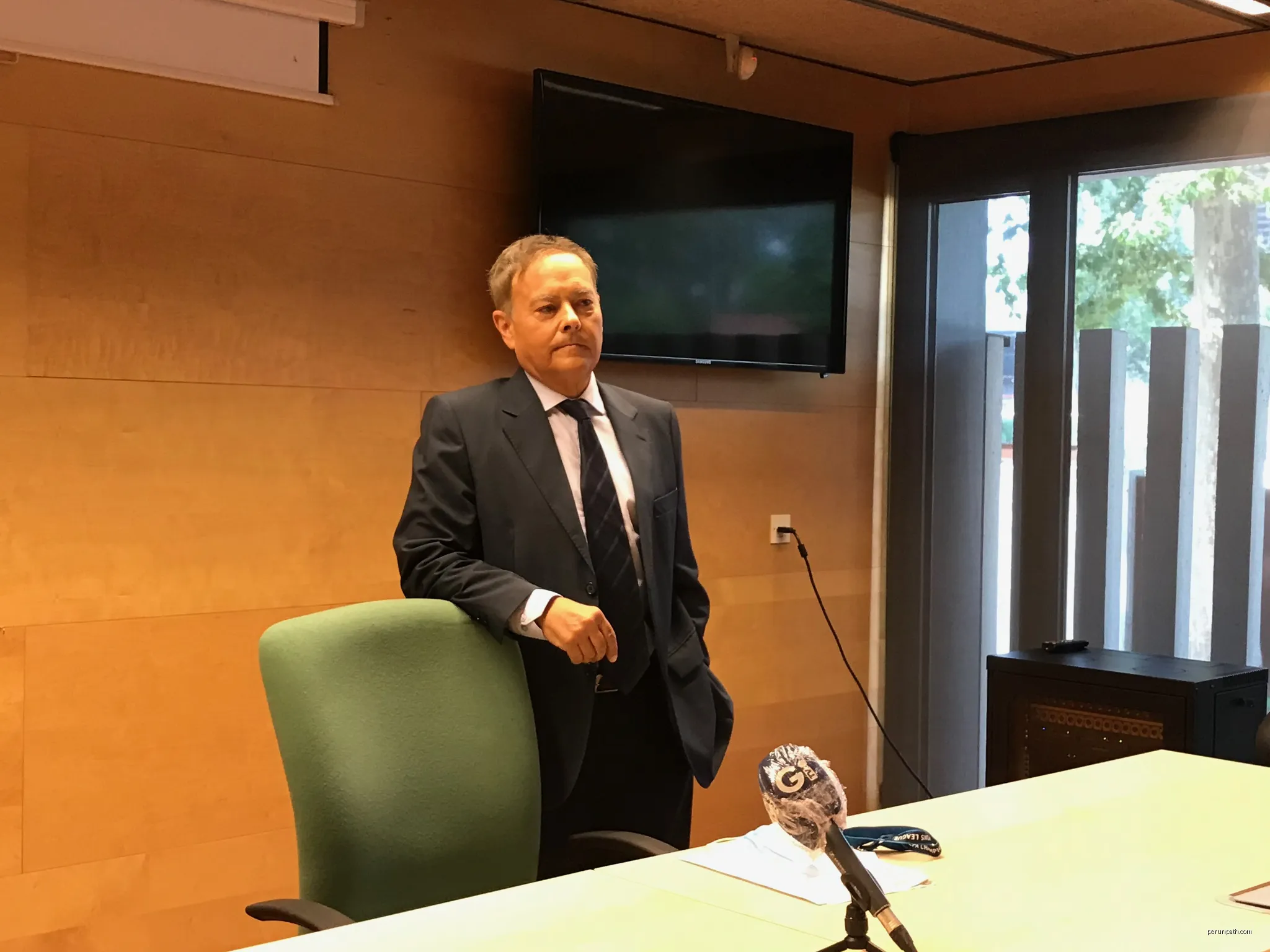 Fernando Lacaba en una roda de premsa | Autor: Davidpar | Licencja: CC BY-SA 4.0 | Źródło: Wikimedia Commons