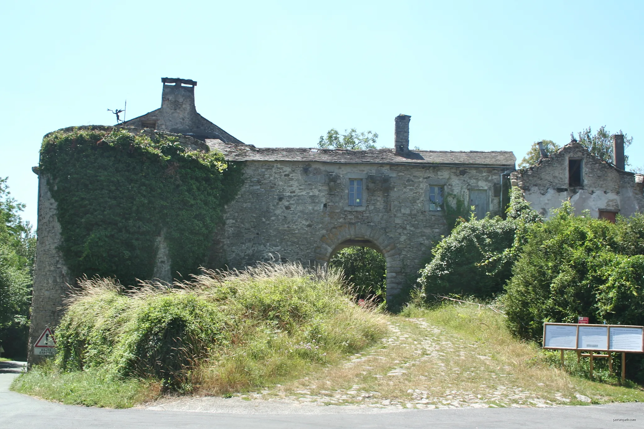 Ferrières (Tarn) - château | Autor: Fagairolles 34 | Licencja: CC BY-SA 4.0 | Źródło: Wikimedia Commons