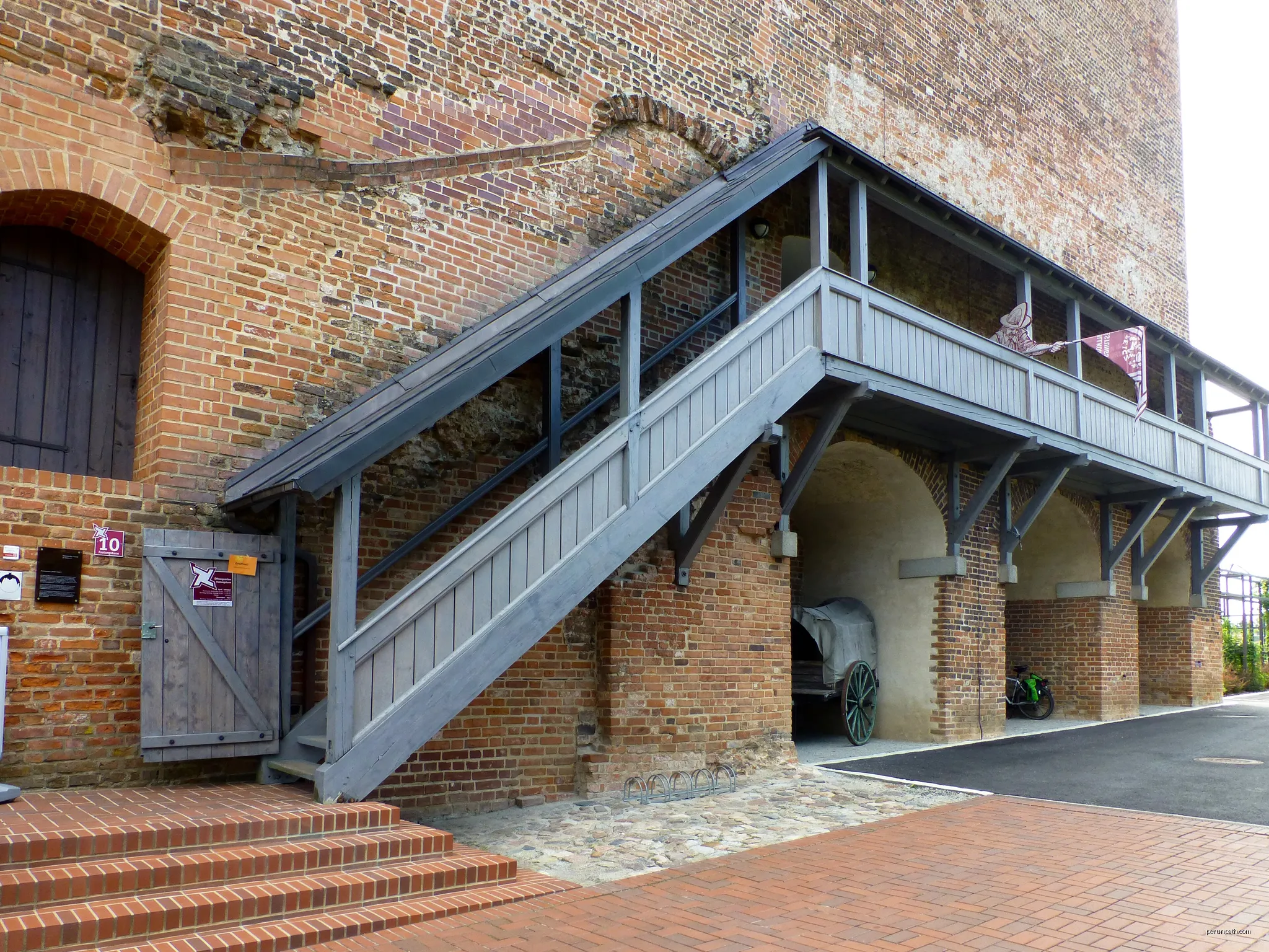 Festungsturm Peitz; überdachte Außentreppe zum Hocheingang an der Westseite | Autor: Muck | Licencja: CC BY-SA 4.0 | Źródło: Wikimedia Commons