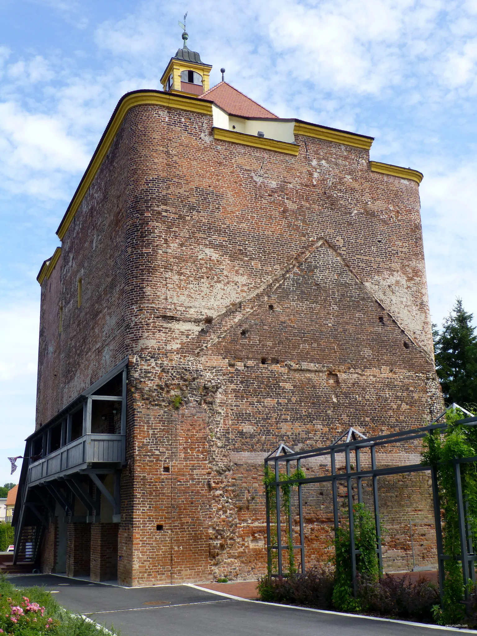 Festungsturm der früheren Festung in Peitz in Brandenburg | Autor: Muck | Licencja: CC BY-SA 4.0 | Źródło: Wikimedia Commons