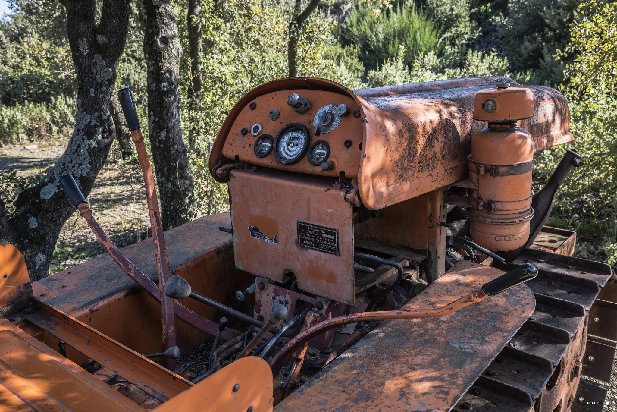 An abandoned tractor Fiat 332C in Roquebrun (Hérault, France). | Autor: Christian Ferrer | Licencja: CC BY 4.0 | Źródło: Wikimedia Commons