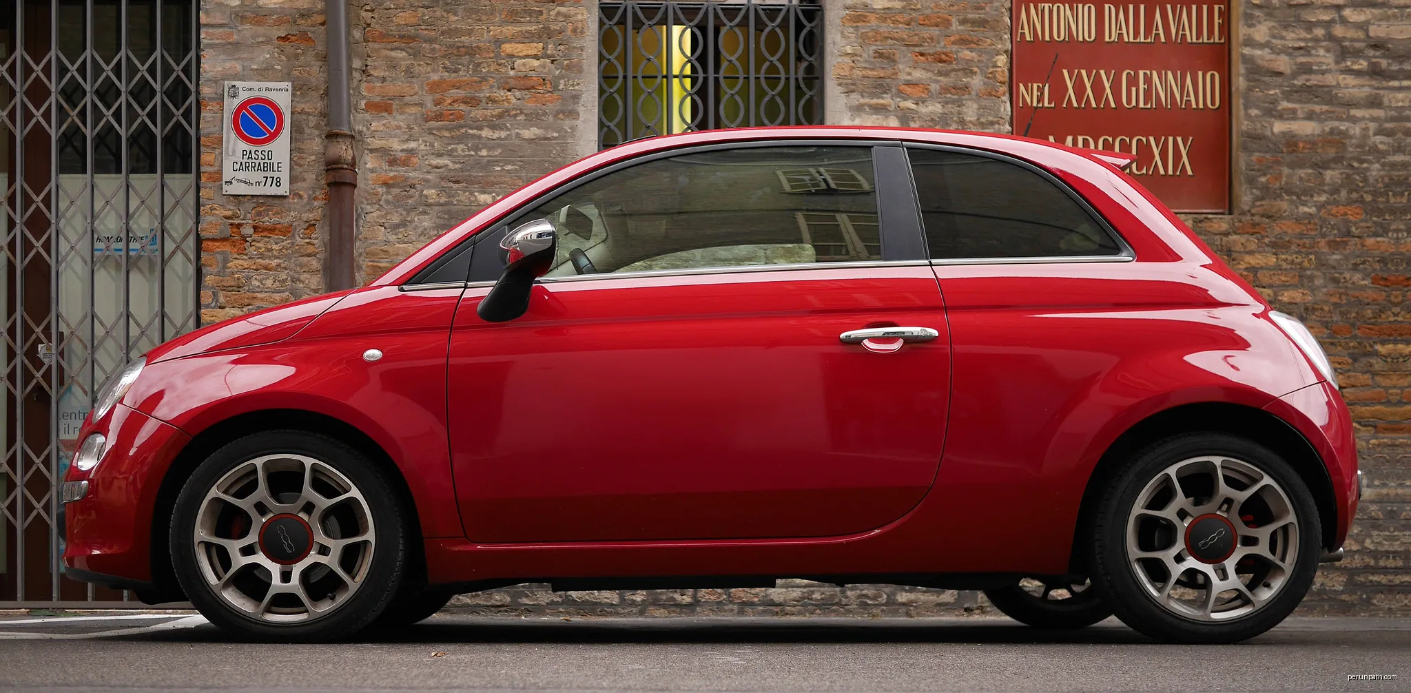 Fiat 500 in Emilia-Romagna, Italy. | Autor: Petar Milošević | Licencja: CC BY-SA 4.0 | Źródło: Wikimedia Commons