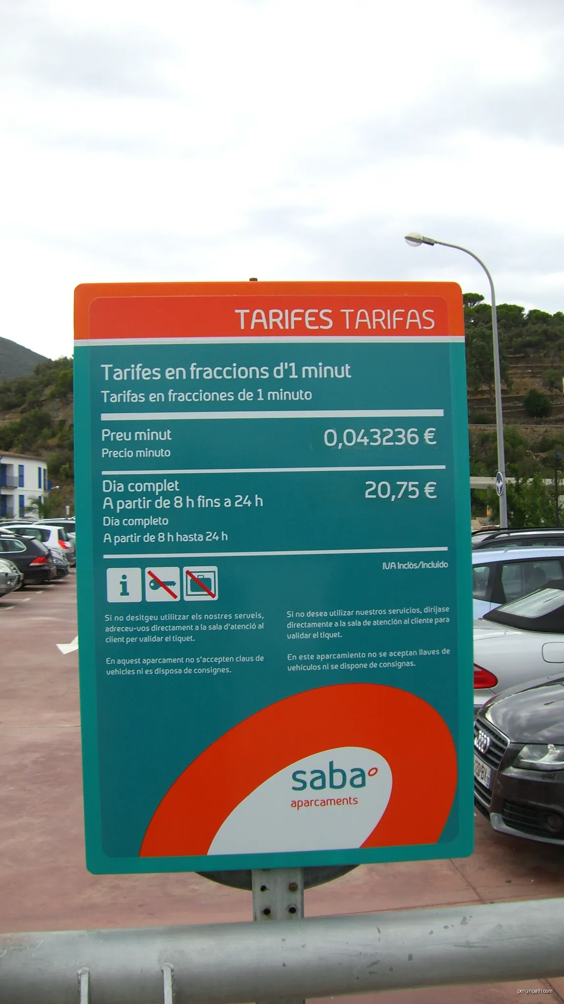Ficha de tarifas del aparcamiento central de Cadaqués | Autor: INDALOMANIA | Licencja: CC BY-SA 3.0 | Źródło: Wikimedia Commons