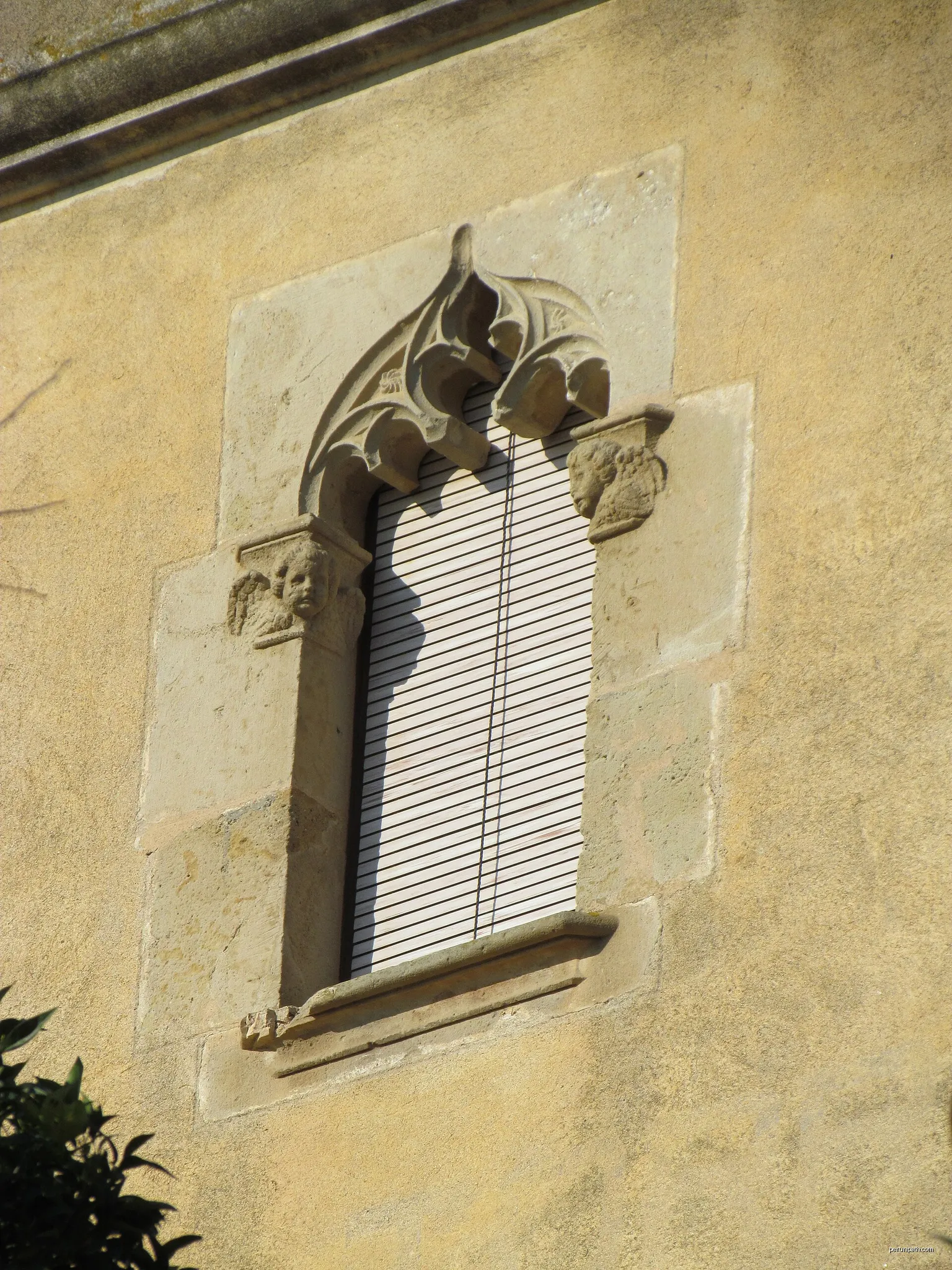 Finestres gòtiques Can Cantallops (Mataró) | Autor: Jramis | Licencja: CC BY-SA 3.0 | Źródło: Wikimedia Commons