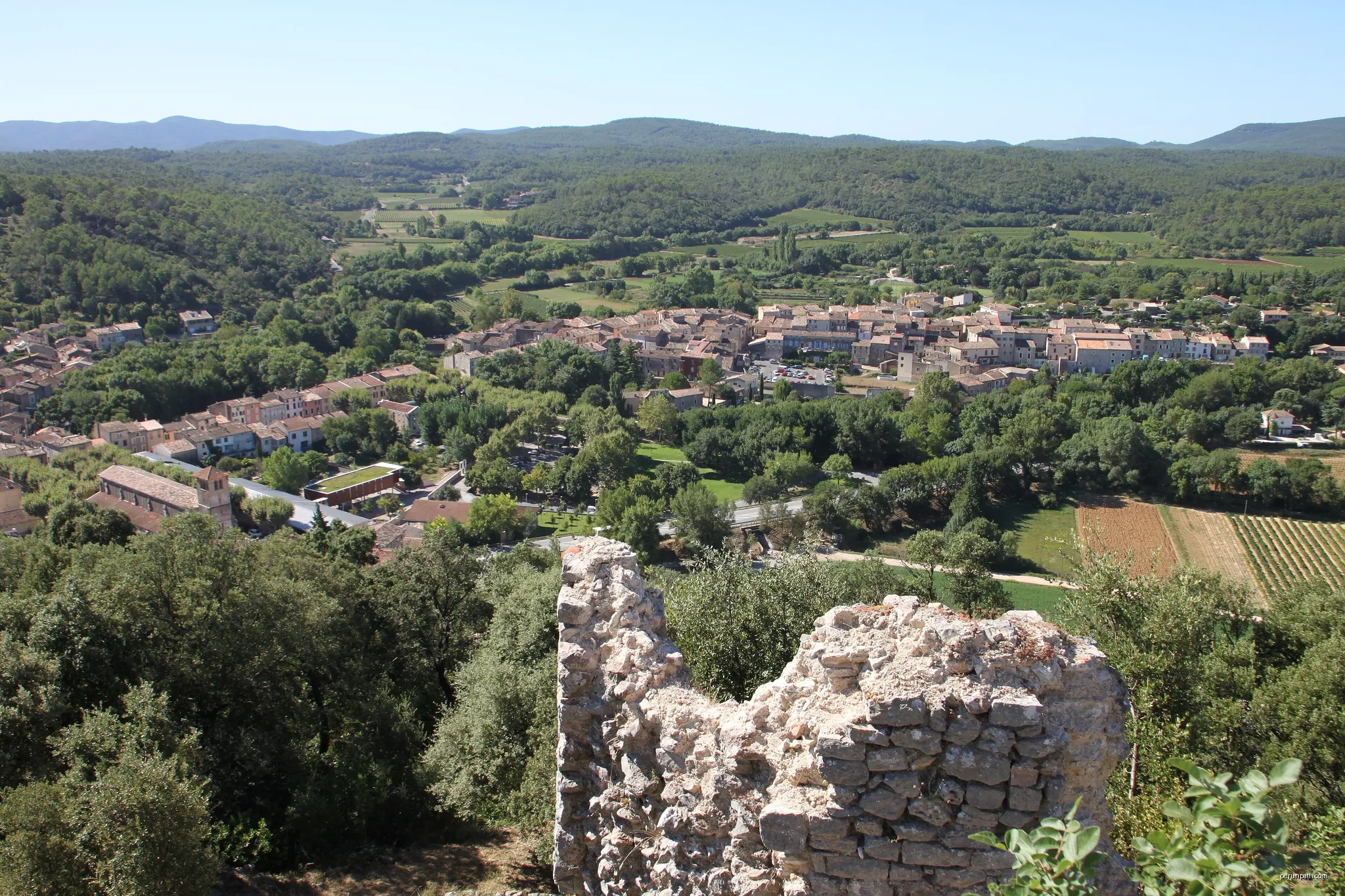 Flassans depuis le site du vieux château des Pontevès | Autor: Ville de Flassans, Var (83) | Licencja: CC BY-SA 4.0 | Źródło: Wikimedia Commons