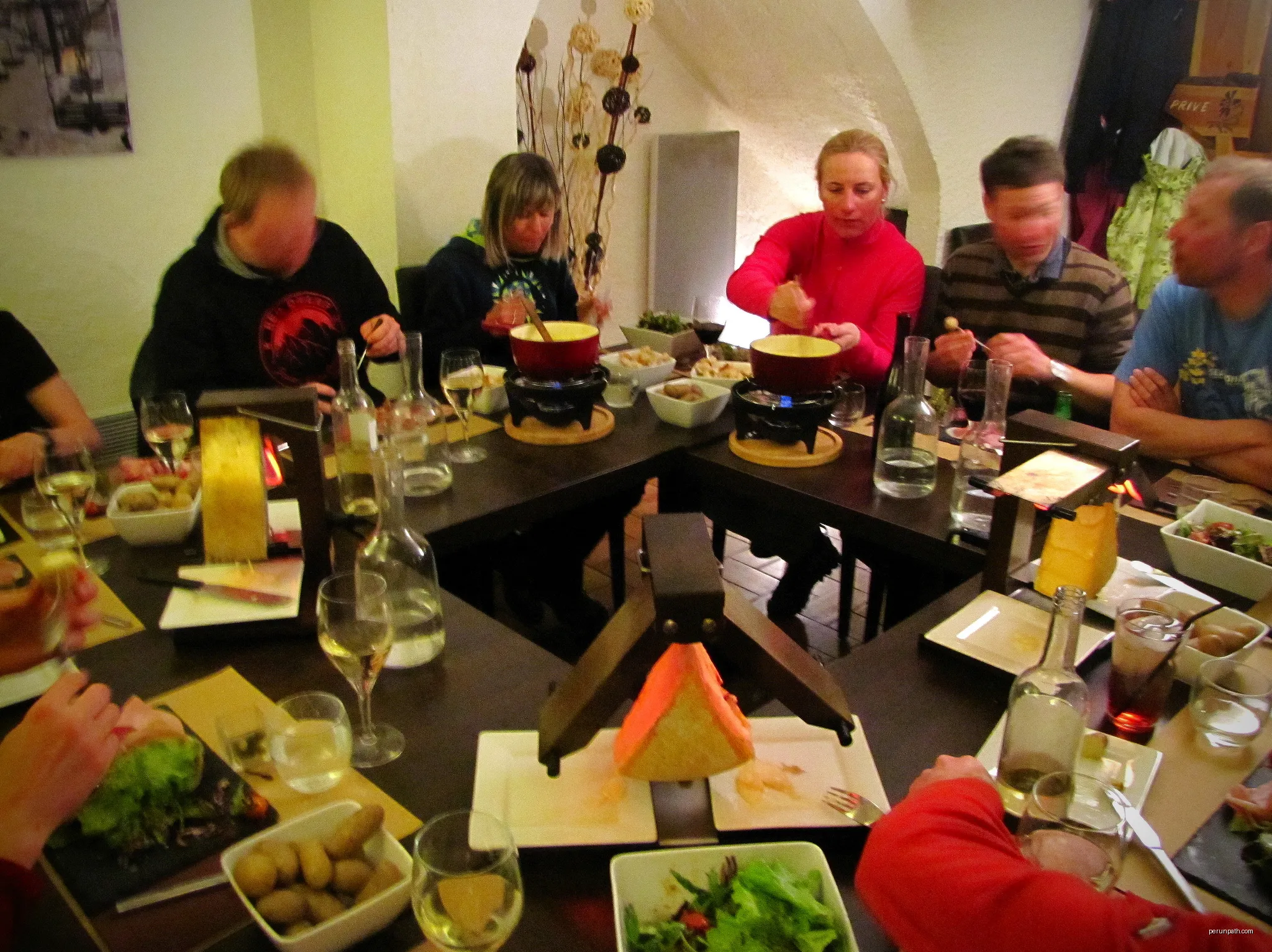 Fondue et raclette dans les Hautes-Alpes | Autor: Ondrej Pospisil | Licencja: CC BY-SA 2.0 | Źródło: Wikimedia Commons