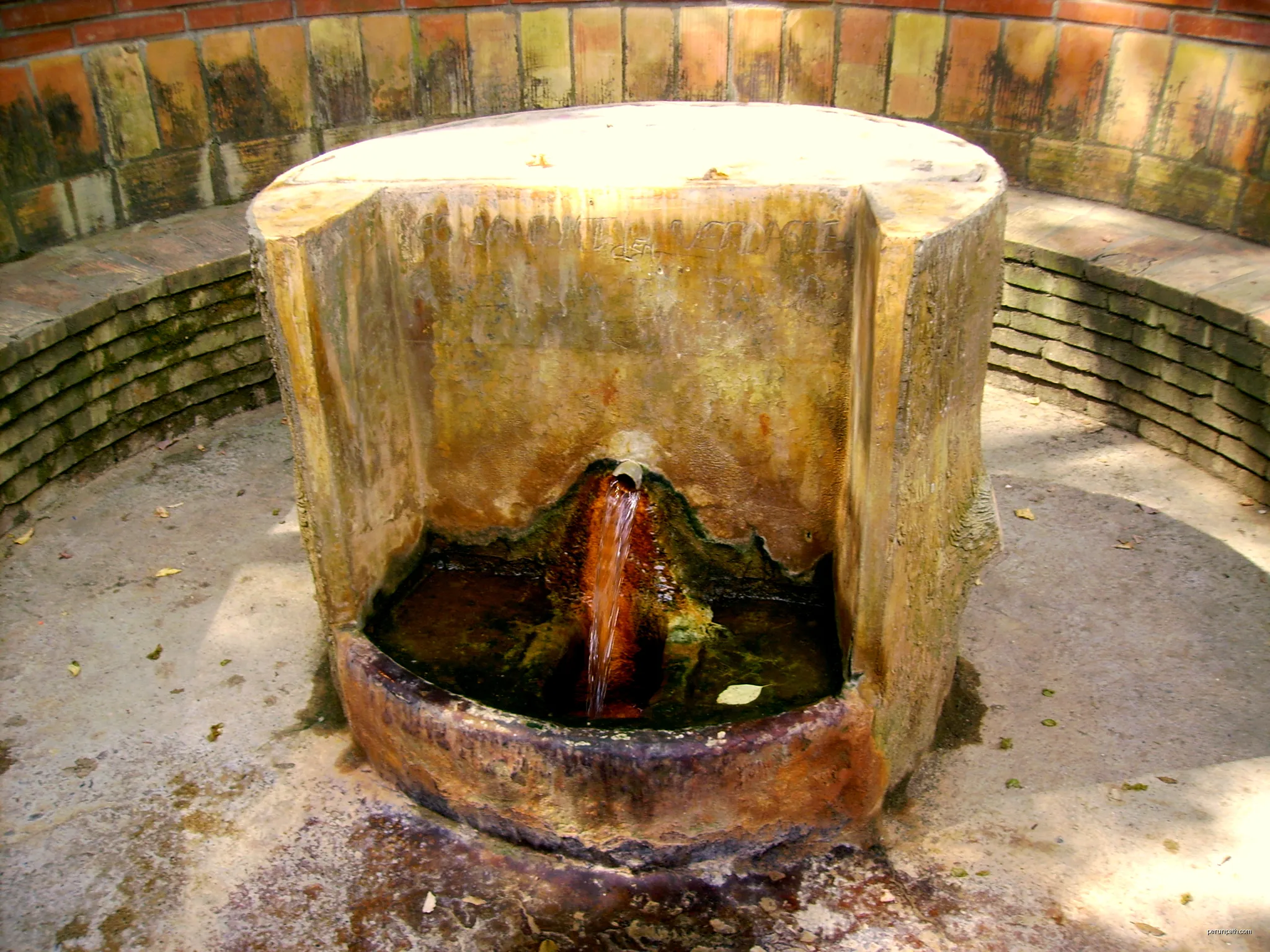 Font Groga (Sant Gregori) | Autor: Josep Maria Viñolas Esteva | Licencja: CC BY-SA 4.0 | Źródło: Wikimedia Commons