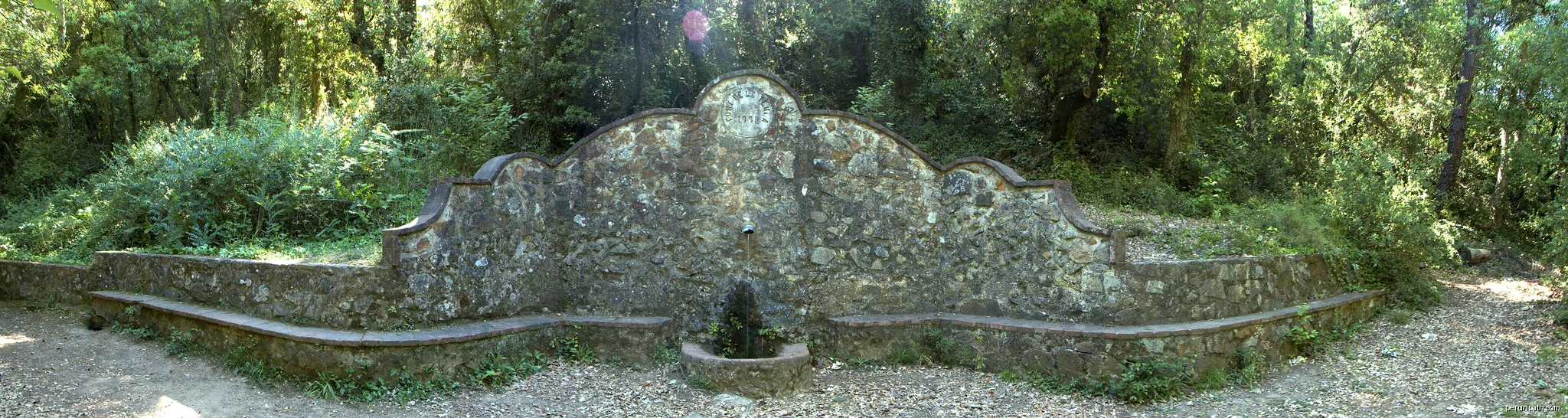 Fotografia del mur d'obra, pedra i morter on hi ha el brollador de la Font de la Teula. | Autor: Marc79 | Licencja: CC BY-SA 4.0 | Źródło: Wikimedia Commons