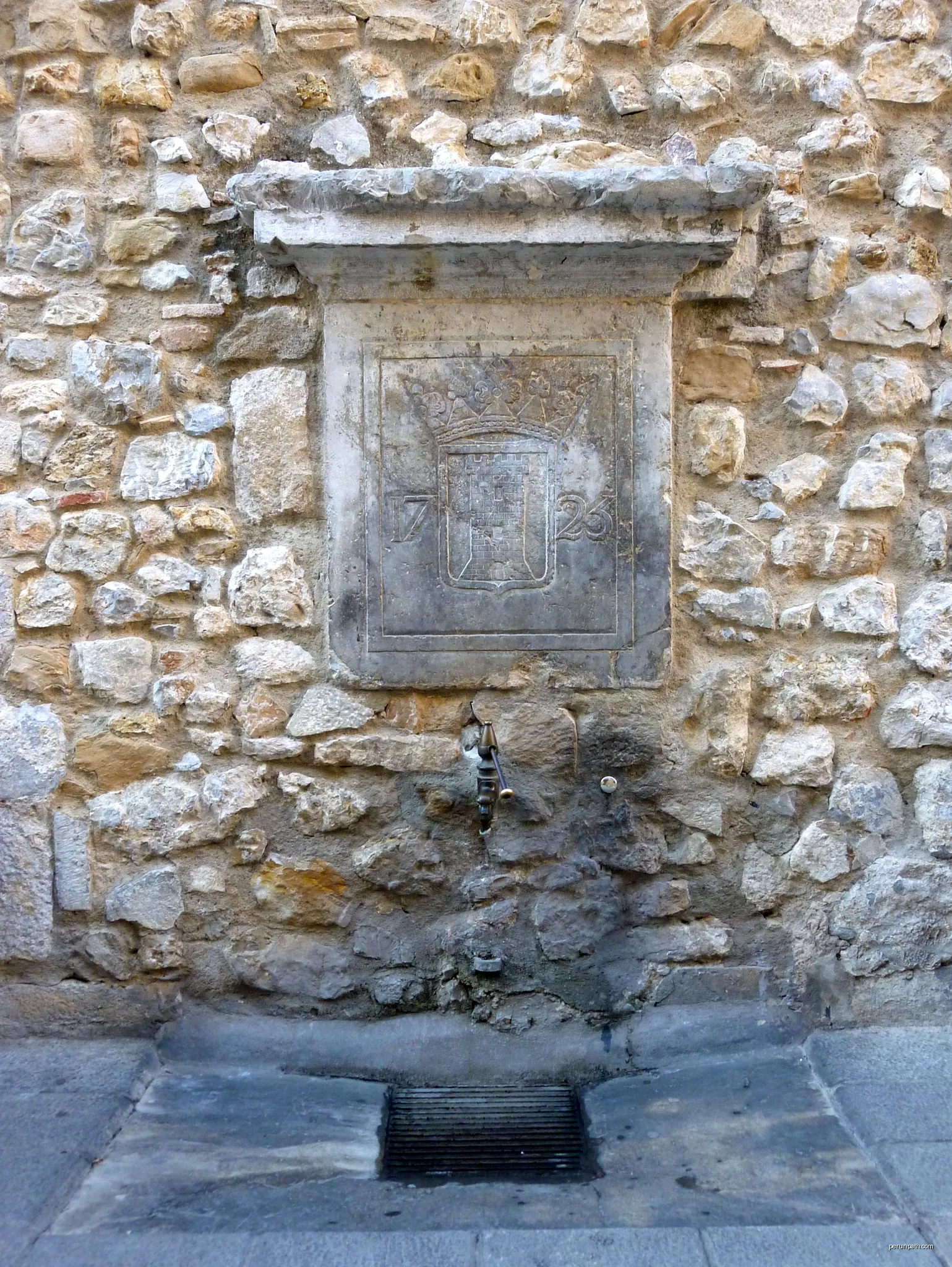 Fountain of the chapel of Sant Antoni or font dels gossos (fountain of dogs in Torroella de Montgrí | Autor: Bestiasonica | Licencja: CC BY-SA 3.0 | Źródło: Wikimedia Commons
