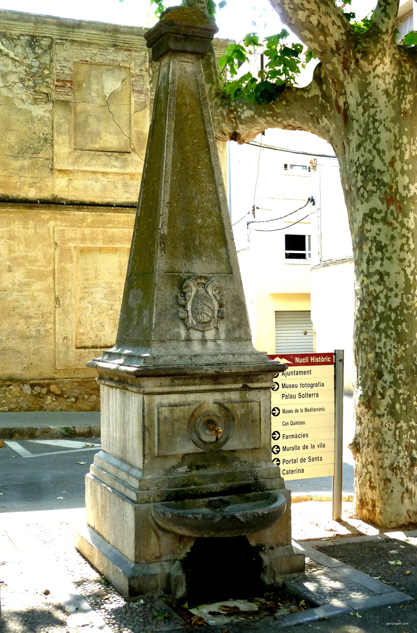 Font pública de la plaça Església (Torroella de Montgrí) | Autor: Bestiasonica (talk) | Licencja: CC BY 3.0 | Źródło: Wikimedia Commons