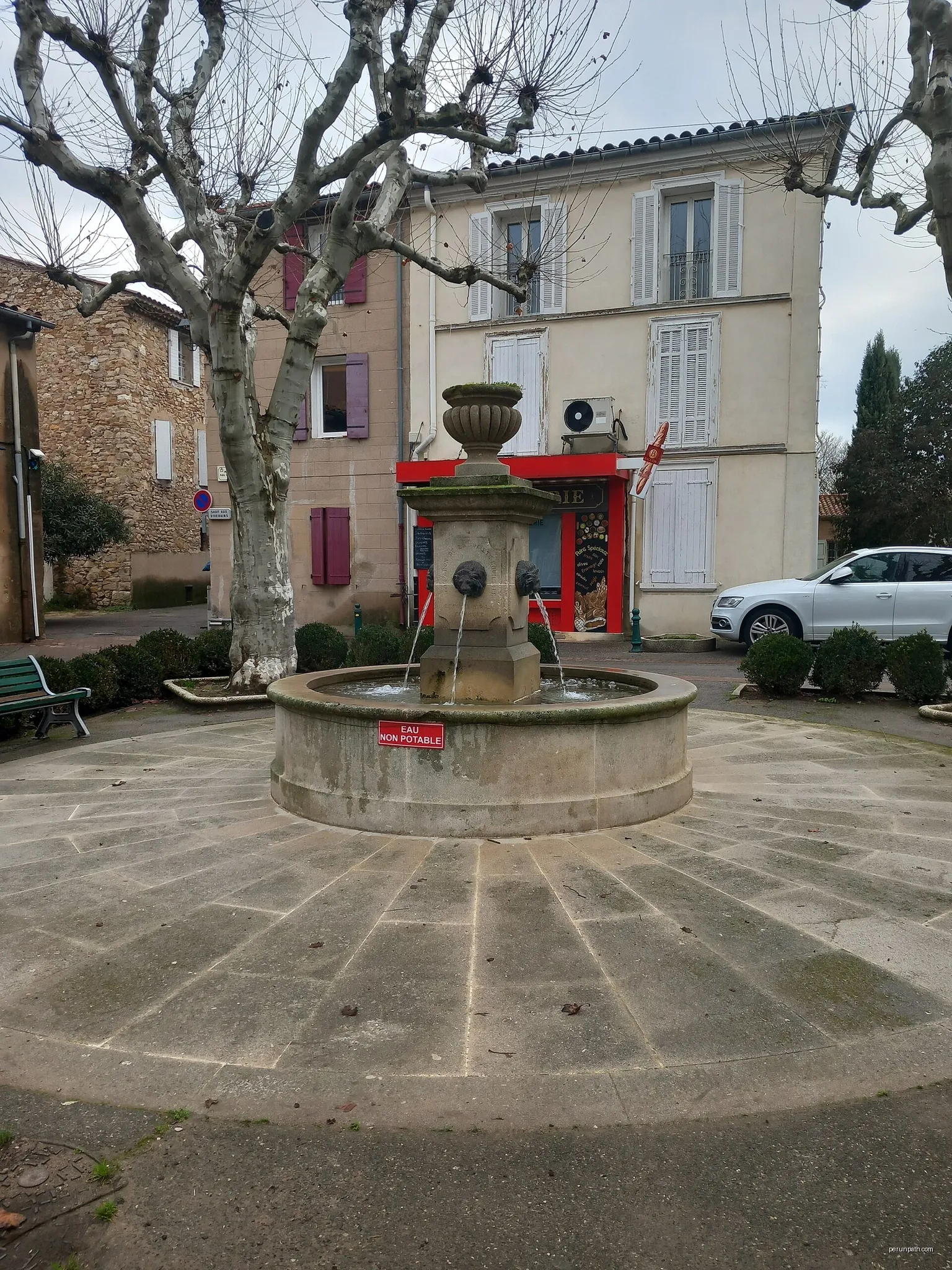 fontaine publique | Autor: Marianne Casamance | Licencja: CC BY-SA 4.0 | Źródło: Wikimedia Commons