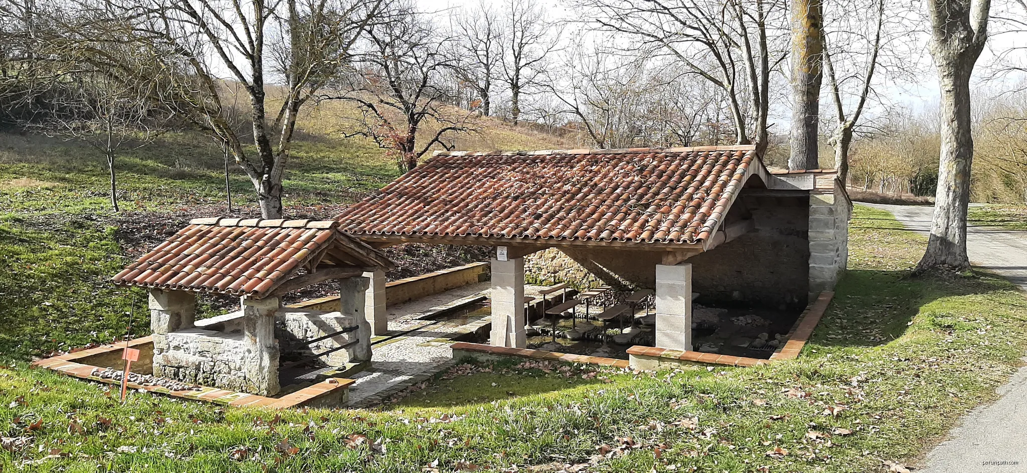 Fontaine Lavoir restaurée entre 2017 et 2022 par association les Compagnons de la Mémoire. Ensevelie en 1973 sous coulée de boue | Autor: Jacou31460 | Licencja: CC BY-SA 4.0 | Źródło: Wikimedia Commons