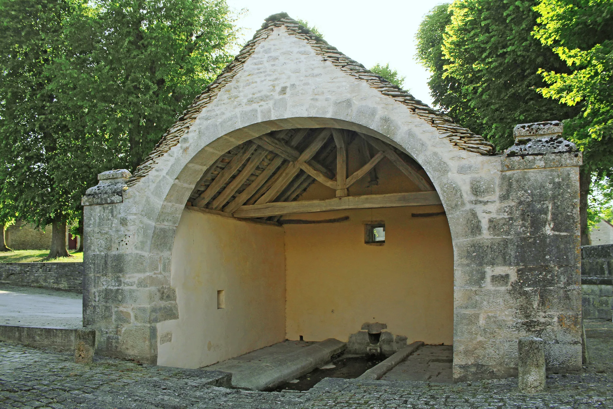 Wash house near the chapel in Fontaines-en-Duesmois | Autor: Michel FOUCHER | Licencja: CC BY-SA 4.0 | Źródło: Wikimedia Commons