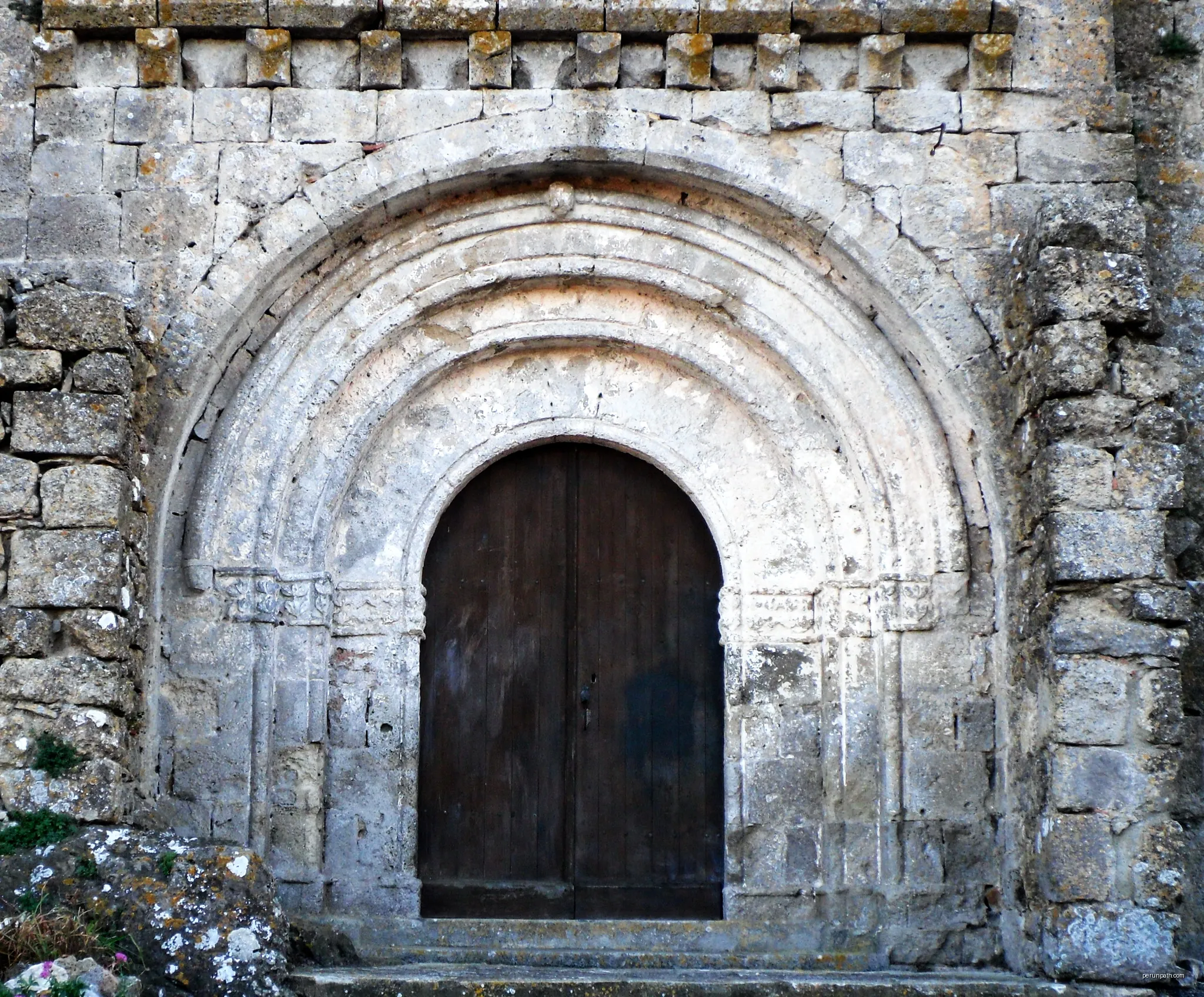 Porche de l'Église Sainte-Léocadie à Fontjoncouse | Autor: ArnoLagrange | Licencja: CC BY-SA 3.0 | Źródło: Wikimedia Commons