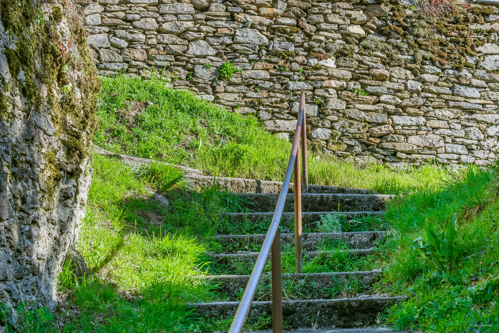 Footpath in Ségur, Aveyron, France | Autor: Krzysztof Golik | Licencja: CC BY-SA 4.0 | Źródło: Wikimedia Commons