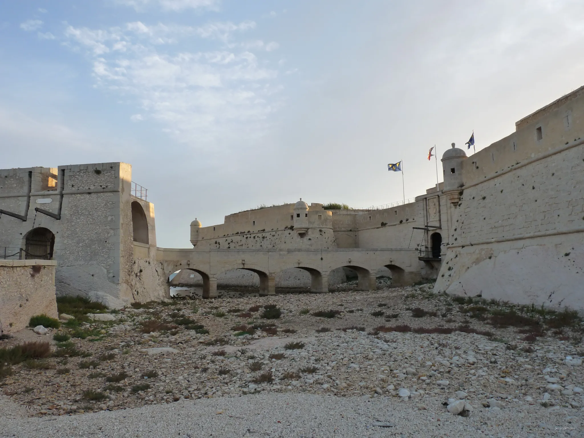 Un monument et un site magnifiques, en place depuis des siècles et qui se trouvent aujourd'hui dans un site maritime inhabituel. | Autor: Mimyriam | Licencja: CC BY-SA 3.0 | Źródło: Wikimedia Commons