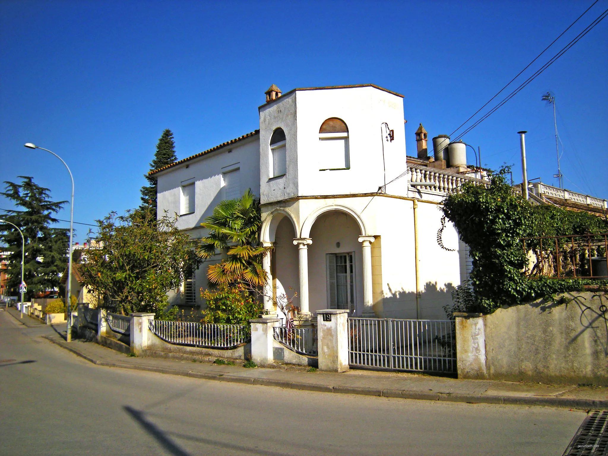 Xalet al carrer Sant Esteve, nº 16, cantonada Avinguda Sant Maurici nº 19 (Caldes de Malavella) | Autor: Vicenç Vilà Serra | Licencja: CC BY-SA 4.0 | Źródło: Wikimedia Commons
